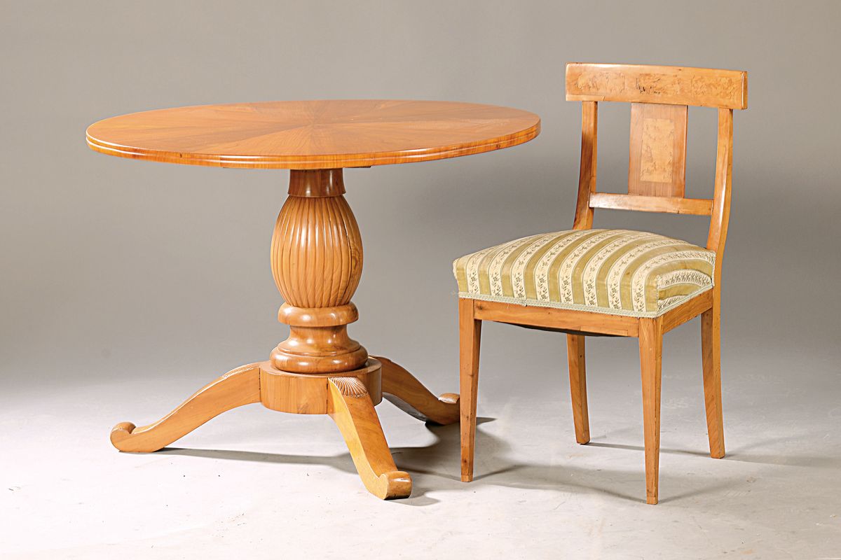 Sitzgruppe, Biedermeier, um 1830 - 2. Hälfte 19. Jh., Sofa, Nußbaumfurnier, drei Biedermeierstühle mit Intarsien, um 1830, dazu runder Tisch, ...