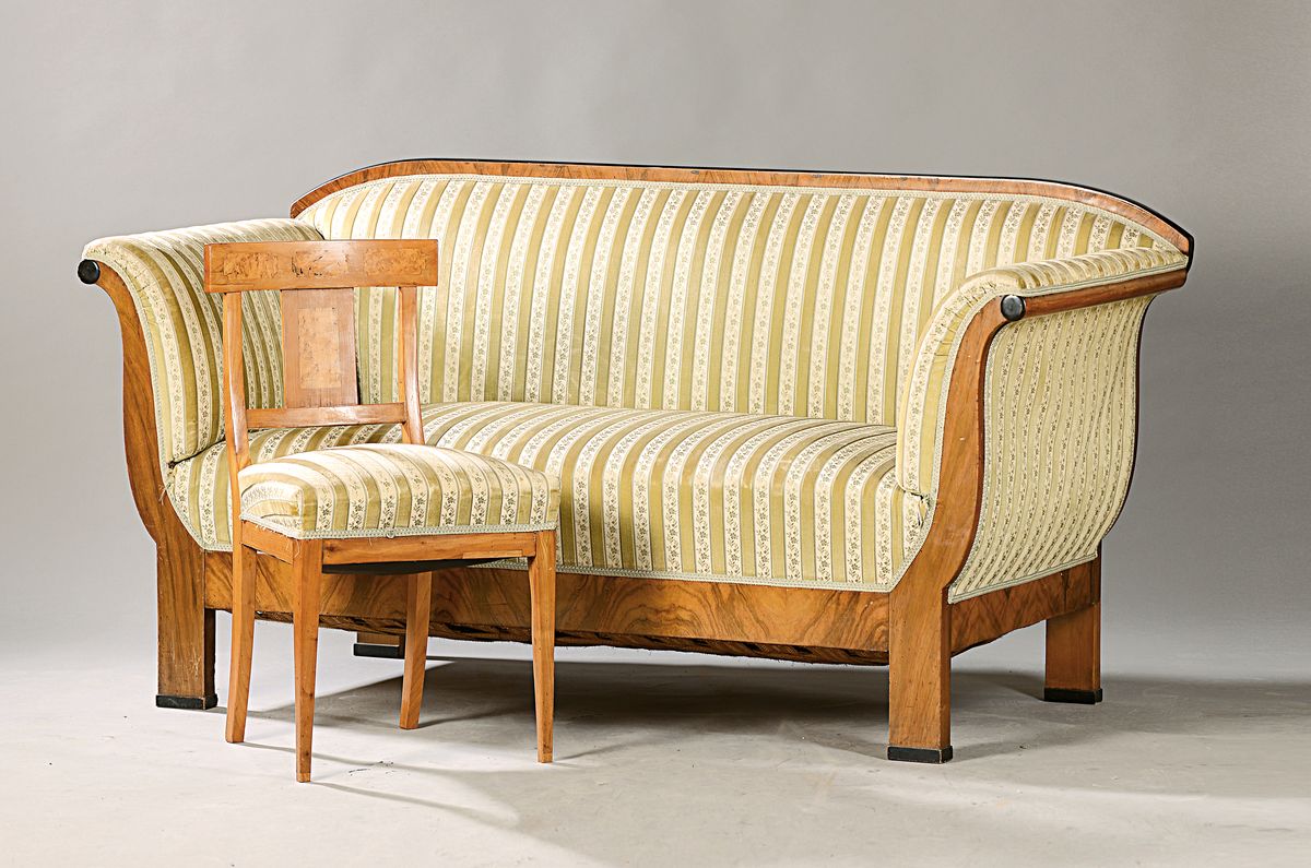 Detail a: Sitzgruppe, Biedermeier, um 1830 - 2. Hälfte 19. Jh., Sofa, Nußbaumfurnier, drei Biedermeierstühle mit Intarsien, um 1830, dazu runder Tisch, ...