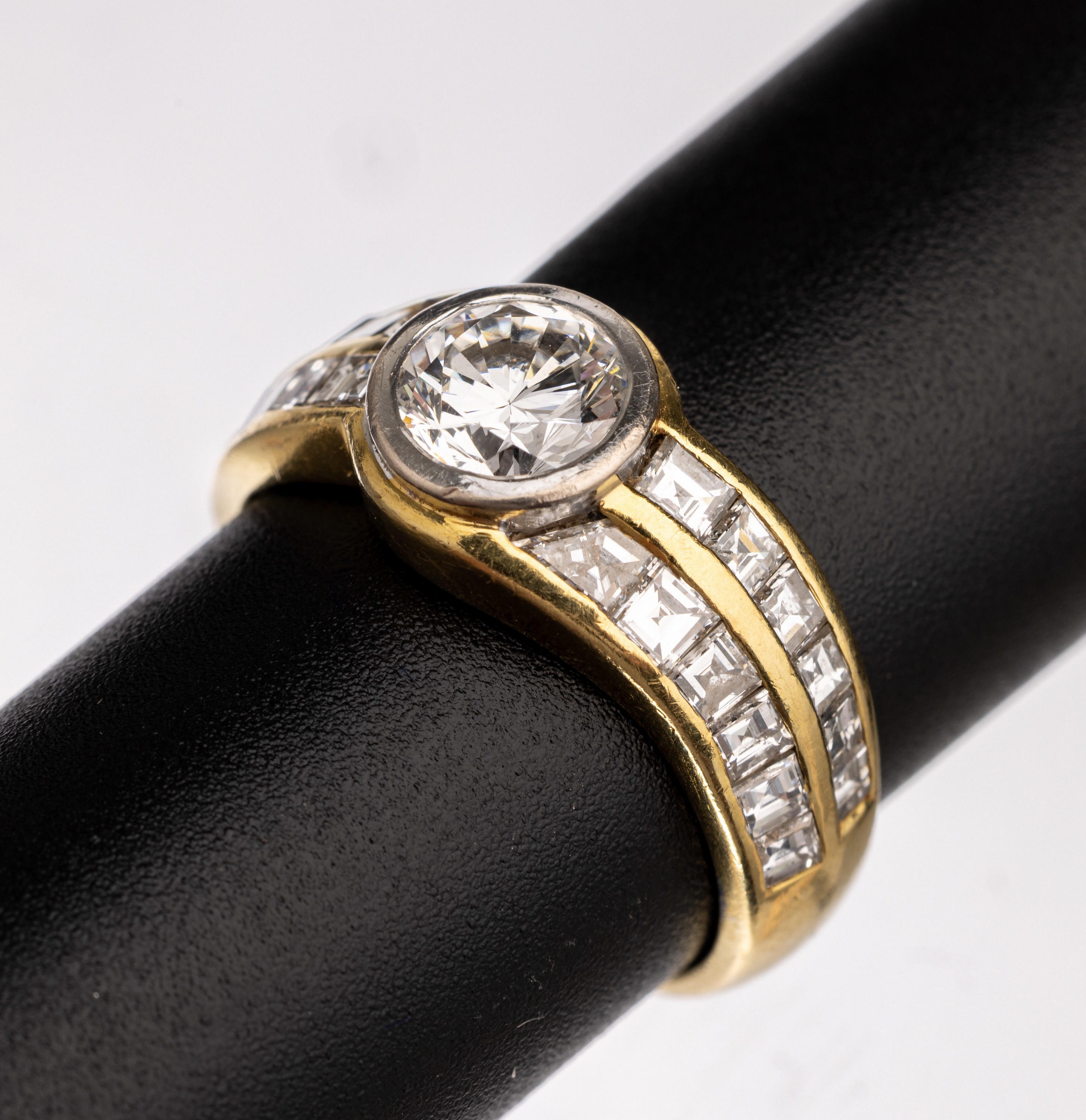 18 kt Gold Brillant-Ring, GG/WG 750/000, mittig Brillant ca. 1.00 ct Weiß/vs, Diamant- Carrees zus. ca. 1.54 ct Weiß/vs, RW 55, ca. 7.1 g