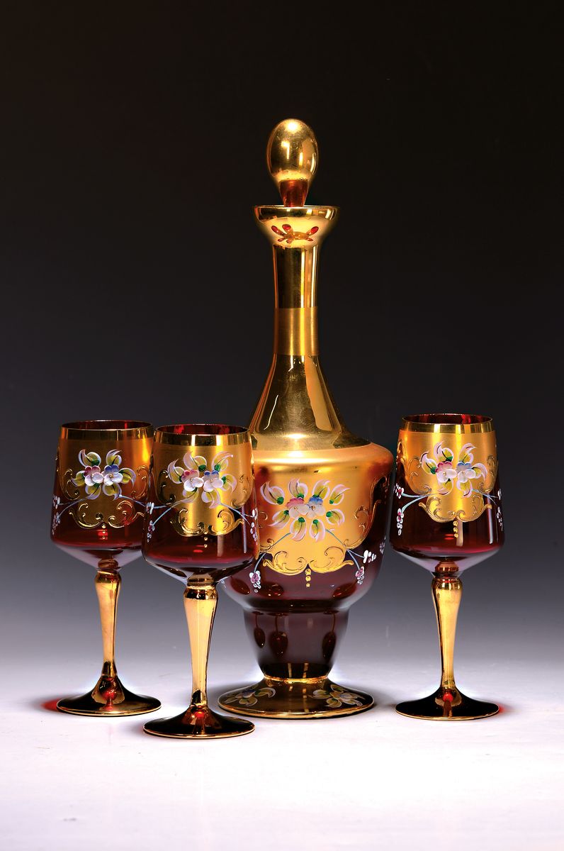 Gläser-Set, Murano Italien, 1970er Jahre, rubinrotes Glas reich vergoldet und mit bunter floraler Emailmalerei, Karaffe 35cm, 6 Gläser je ca. 17cm