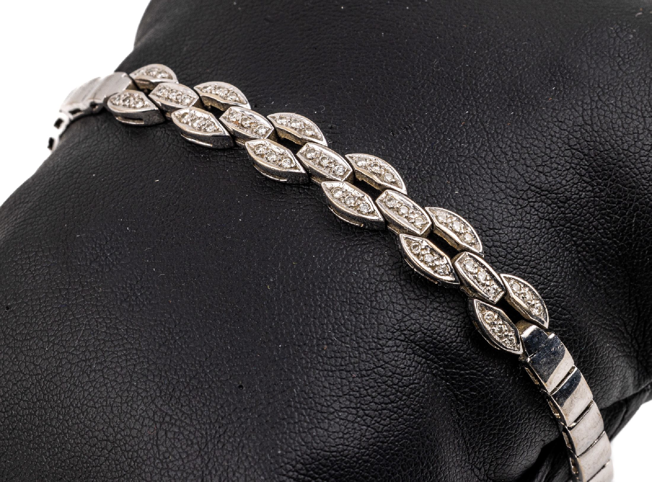 18 kt Gold Brillant-Armband, WG 750/000, Kastenglieder 51 Brillanten zus. ca. 0.39 ct feines Weiß/si, L. ca. 18.5 cm, ca. 17.7 g, Kastenschloss mit ...