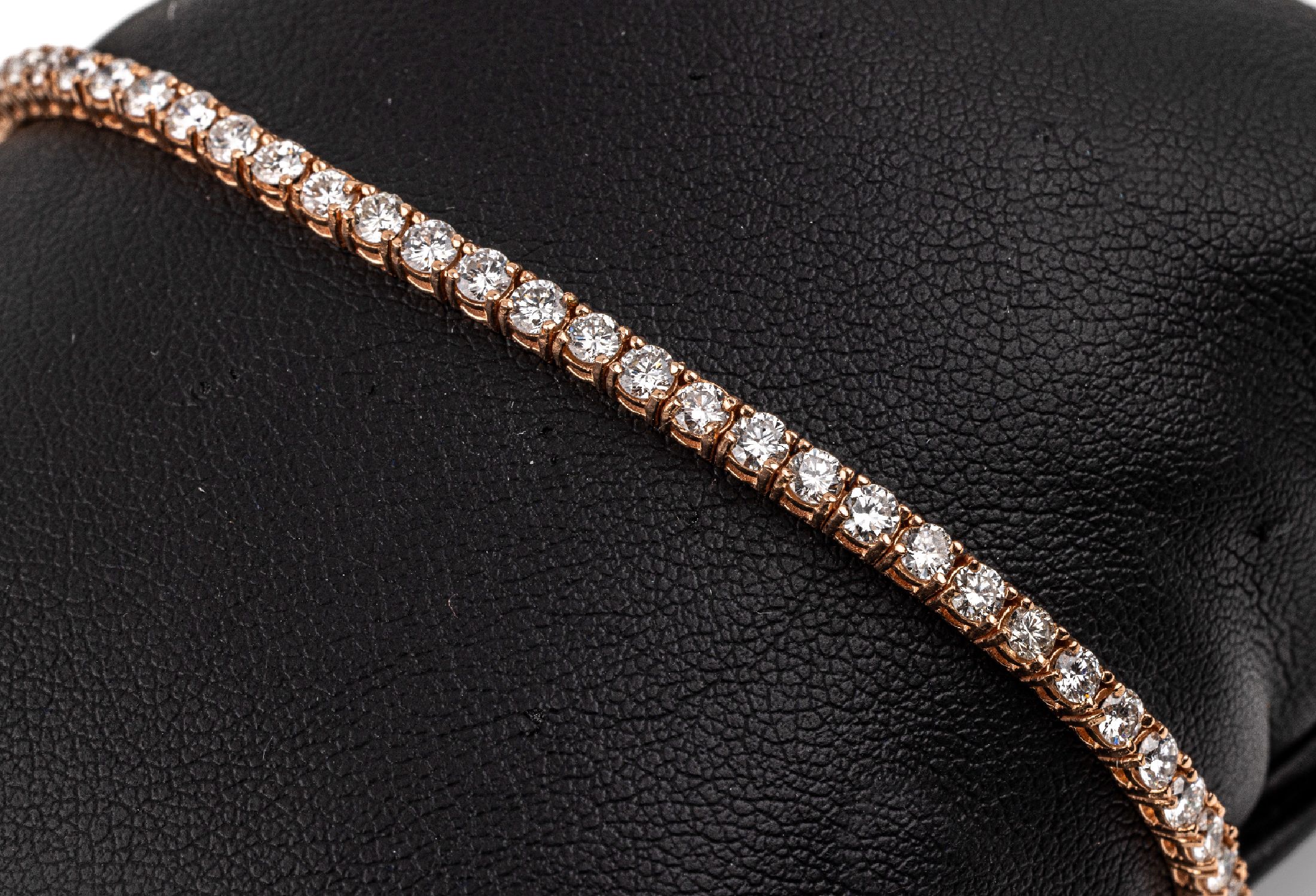 14 kt Gold Brillant-Armband, RG 585/000, 62 Brillanten zus. ca. 5.05 ct feines Weiß- Weiß/vvs-si, L. ca. 18 cm, Kastenschloss mit ...