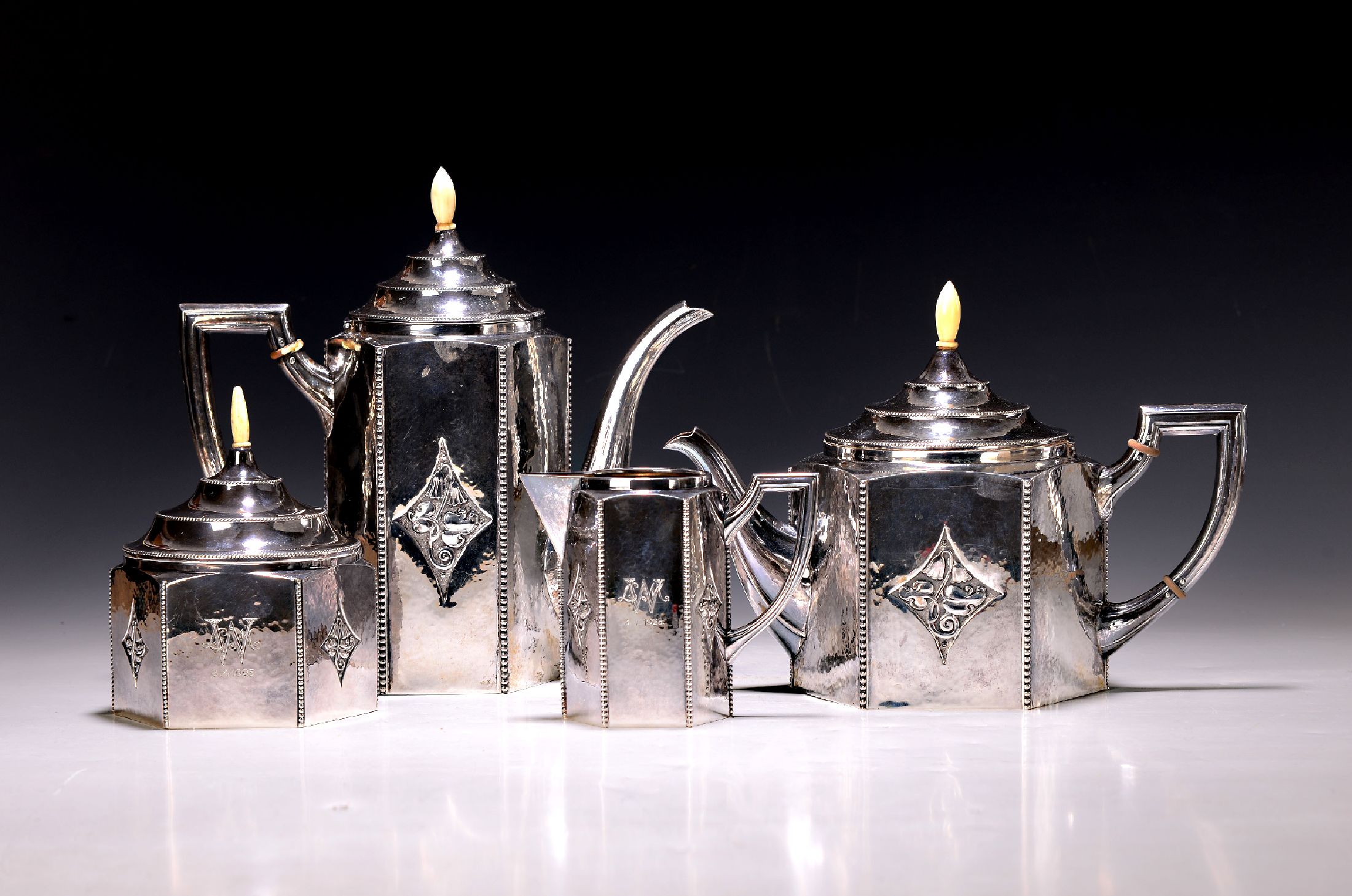 Kaffee- und Teeservice, Entwurf wohl Albin Müller, Ausführung Otto Wolter Schwäbisch Gmünd, monogr. LMW legiert und dat. 3.04.1925, Silber ...