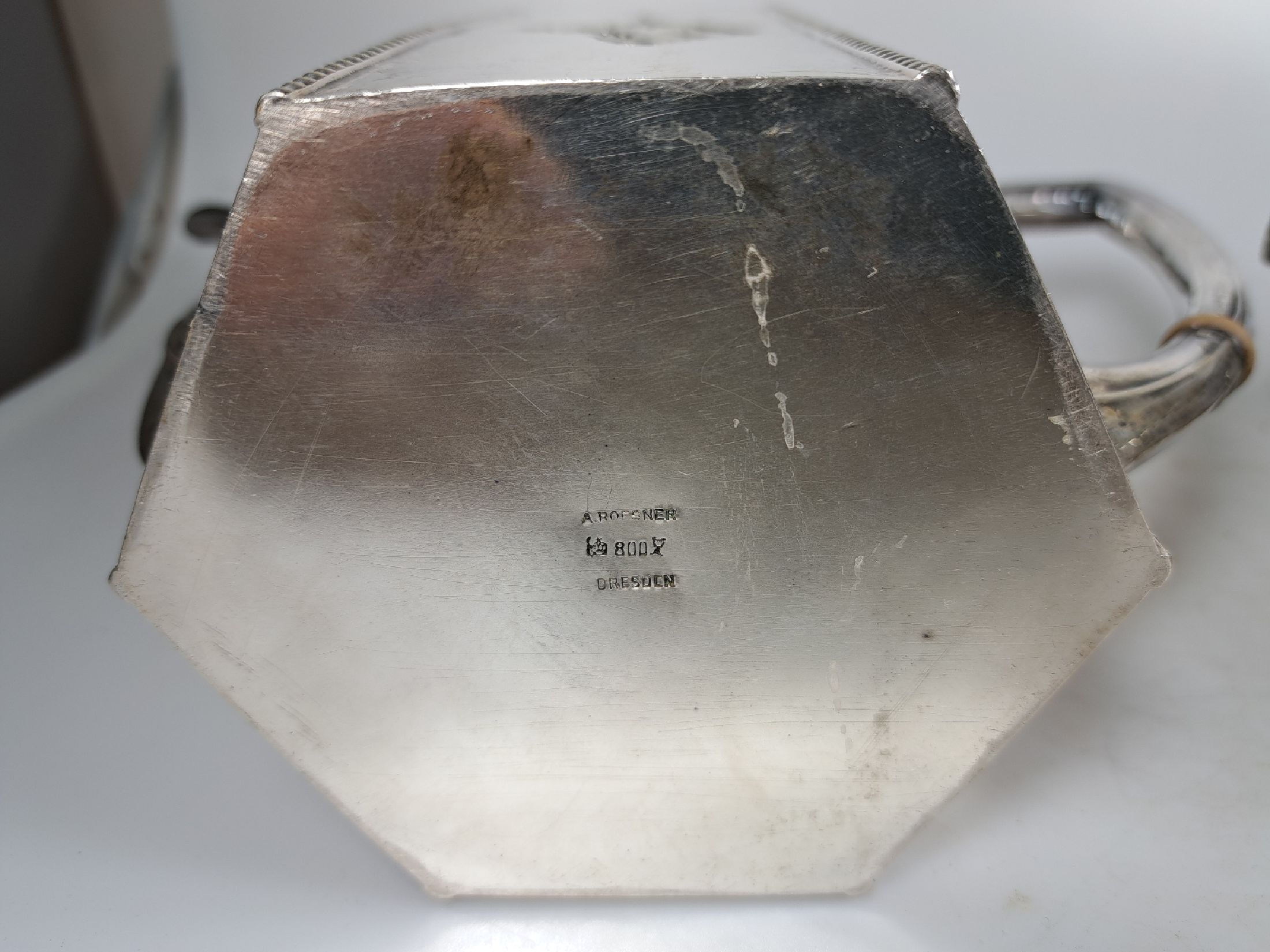 Detail b: Kaffee- und Teeservice, Entwurf wohl Albin Müller, Ausführung Otto Wolter Schwäbisch Gmünd, monogr. LMW legiert und dat. 3.04.1925, Silber ...