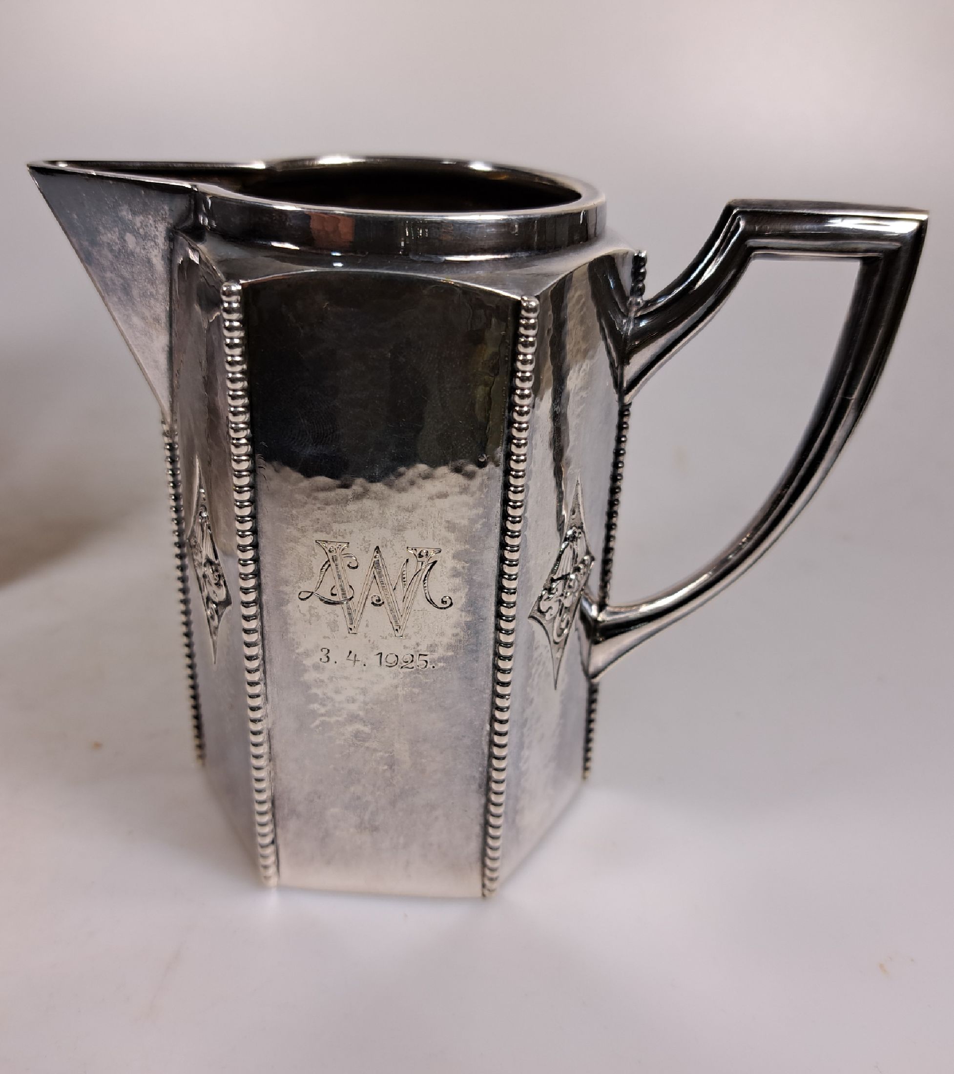 Detail e: Kaffee- und Teeservice, Entwurf wohl Albin Müller, Ausführung Otto Wolter Schwäbisch Gmünd, monogr. LMW legiert und dat. 3.04.1925, Silber ...