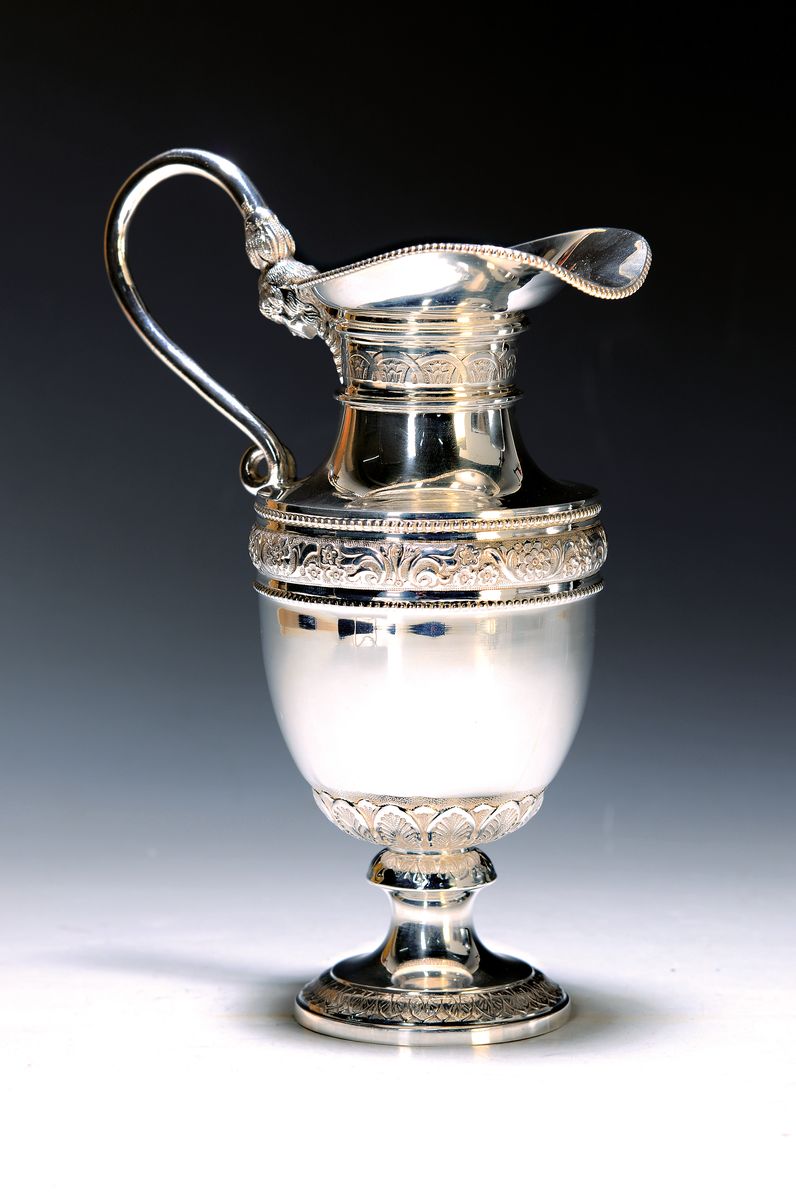 Silber Henkelkanne, 20.Jh., 835er-Silber, am Henkel gemarkt, Form und Dekor in neoklassizistischer Manier, Ritznr. im Boden 464, Alterssp., H. 23,5 ...