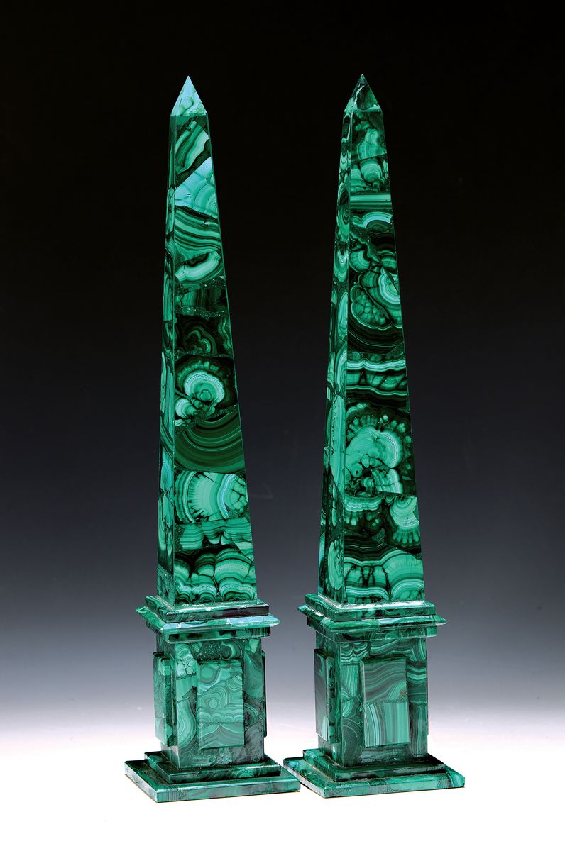 Paar Obelisken aus Malachit, neuzeitlich, H. ca. 40.5cm