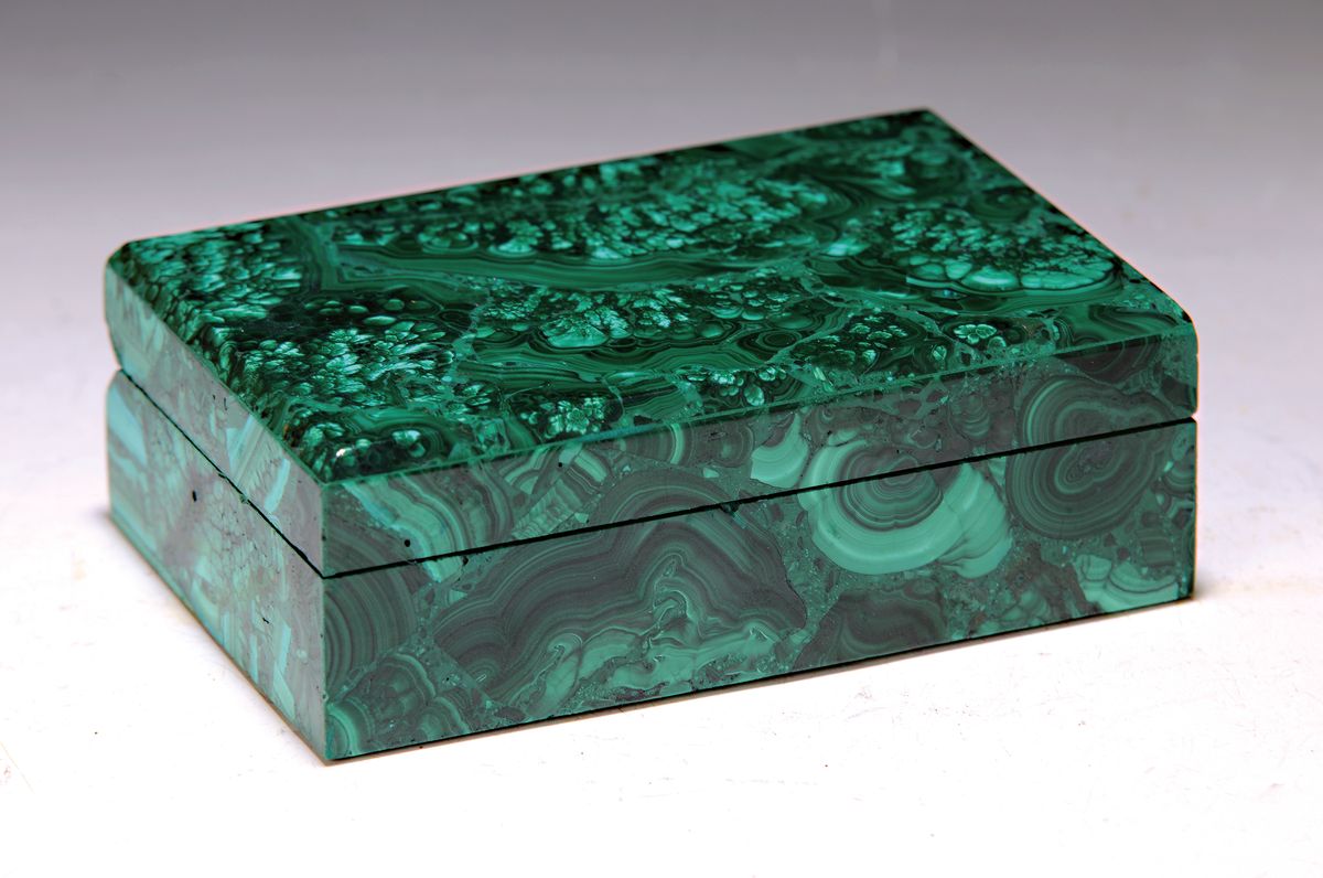 Deckeldose aus Malachit, neuzeitlich, ca. 5.5x15x10cm, Wandstärke ca. 5mm