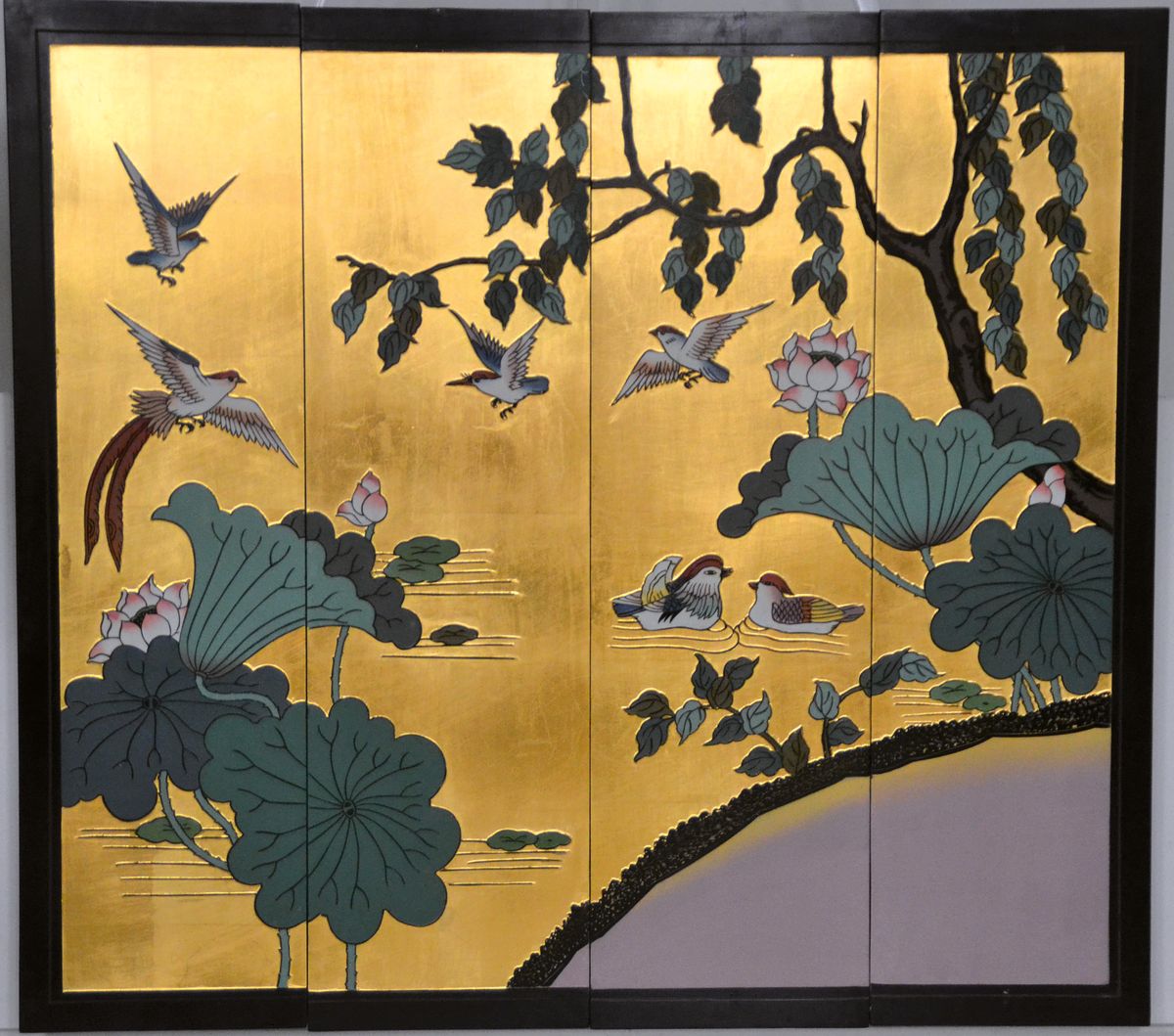 4-teiliges Wandbild, China, 20. Jh., Lack, reich vergoldet, mit Dekor von Seerosen, Pflanzen und Vögel, je ca. 91.5x25.5cm