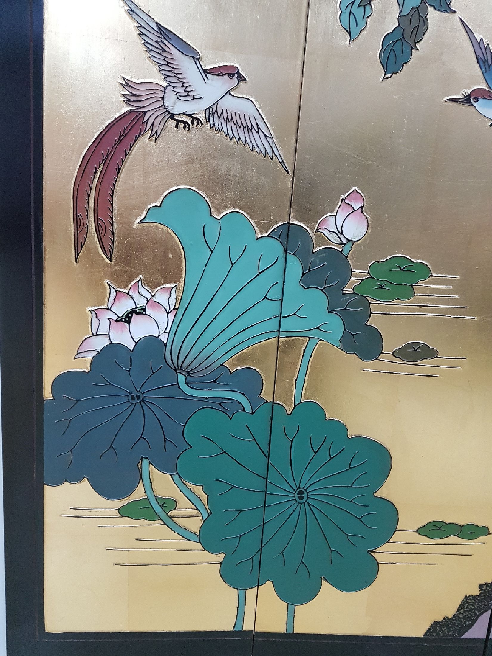 Detail b: 4-teiliges Wandbild, China, 20. Jh., Lack, reich vergoldet, mit Dekor von Seerosen, Pflanzen und Vögel, je ca. 91.5x25.5cm