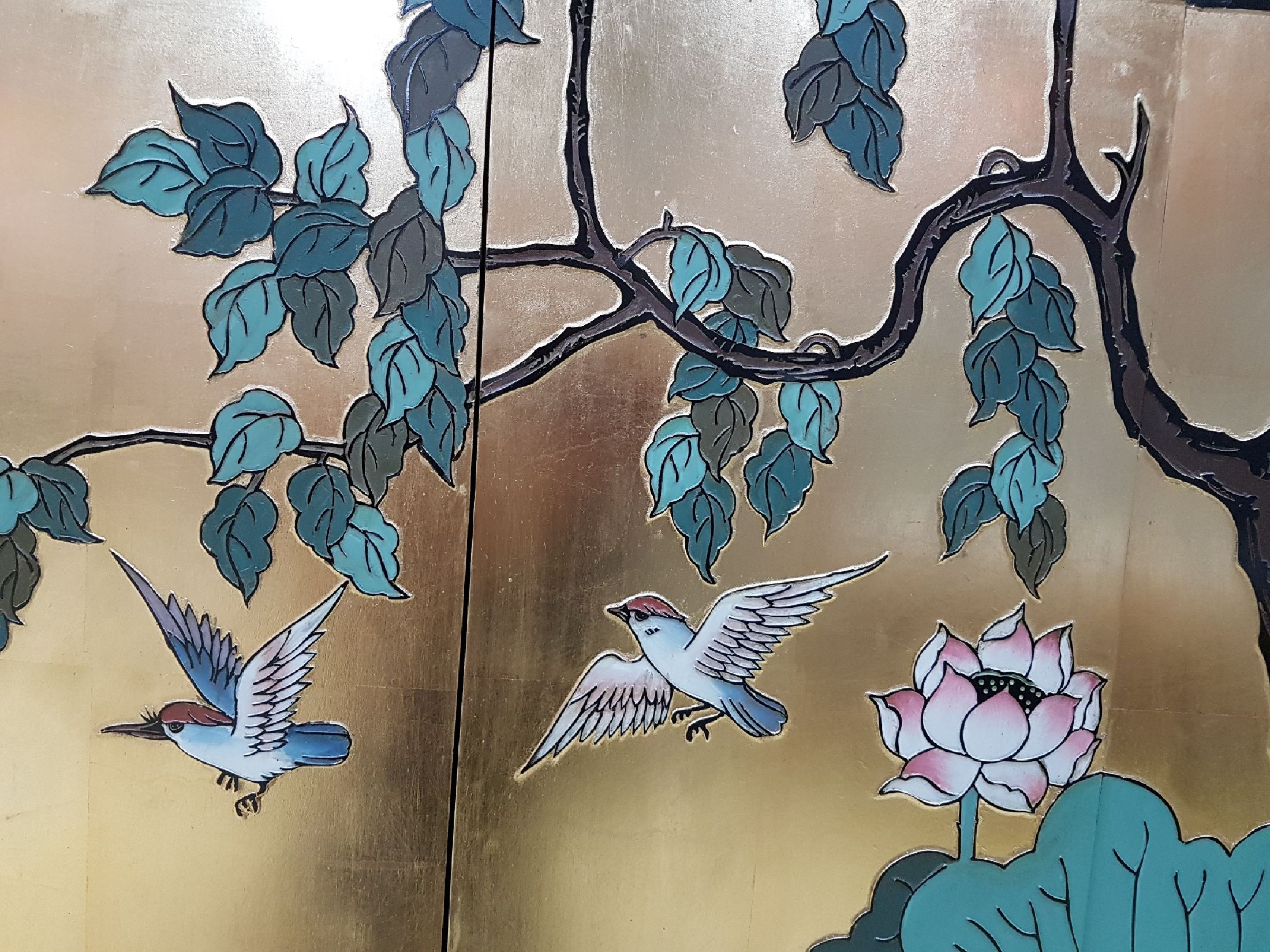 Detail d: 4-teiliges Wandbild, China, 20. Jh., Lack, reich vergoldet, mit Dekor von Seerosen, Pflanzen und Vögel, je ca. 91.5x25.5cm