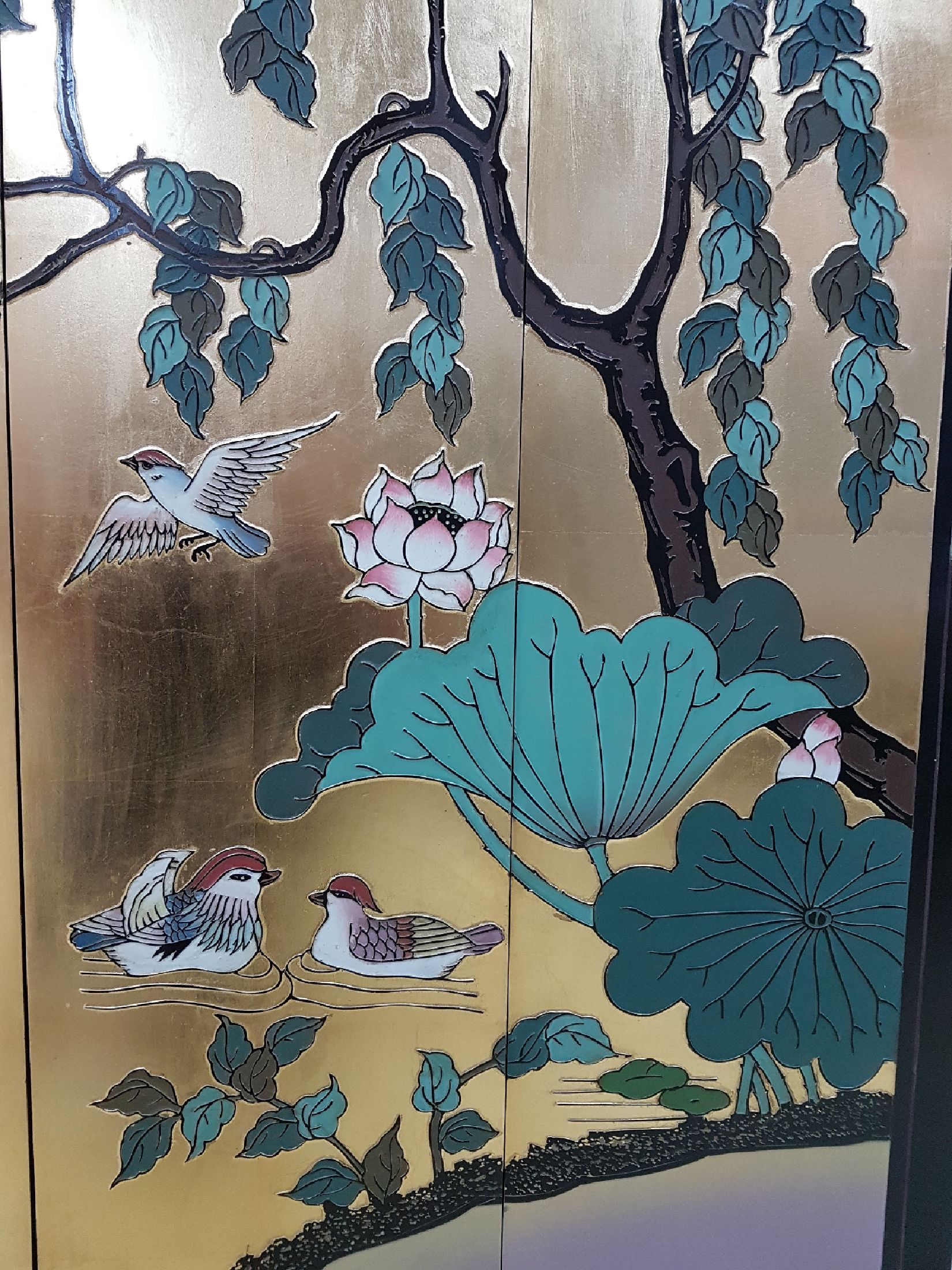 Detail e: 4-teiliges Wandbild, China, 20. Jh., Lack, reich vergoldet, mit Dekor von Seerosen, Pflanzen und Vögel, je ca. 91.5x25.5cm