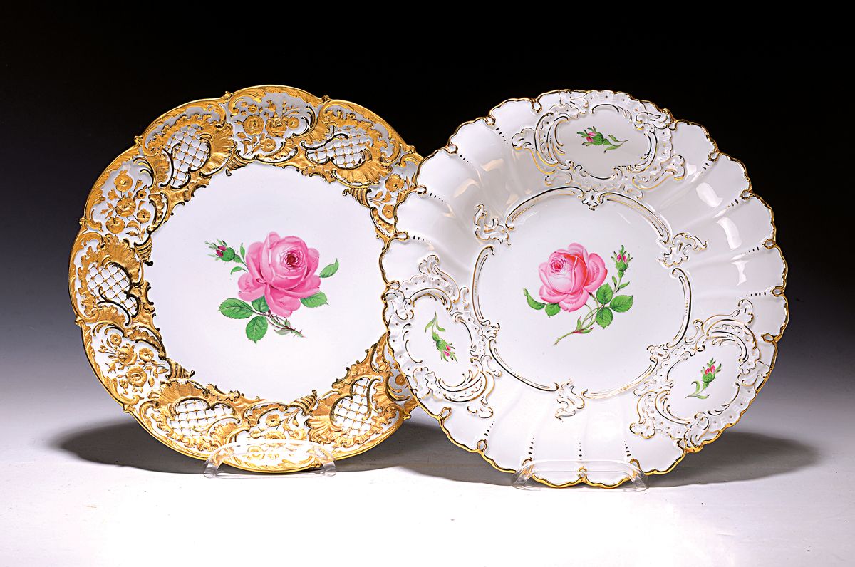 Zwei Prunkteller Moosrose, Meissen, 20.Jh., 2.Wahl, Porzellan, Moosrosenmalerei, variierend reliefierter Goldrand, D. 28,5/29,5cm, Alterssp.