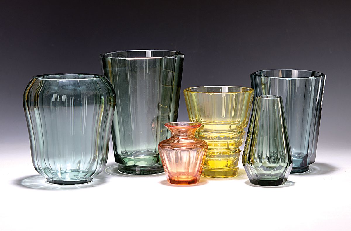 7 Glasziervasen, Moser, 2.Hälfte 20.Jh., grün, grau und gelb eingefärbtes Glas, in Facetten geschnitten, Alterssp., H. 9-18 cm