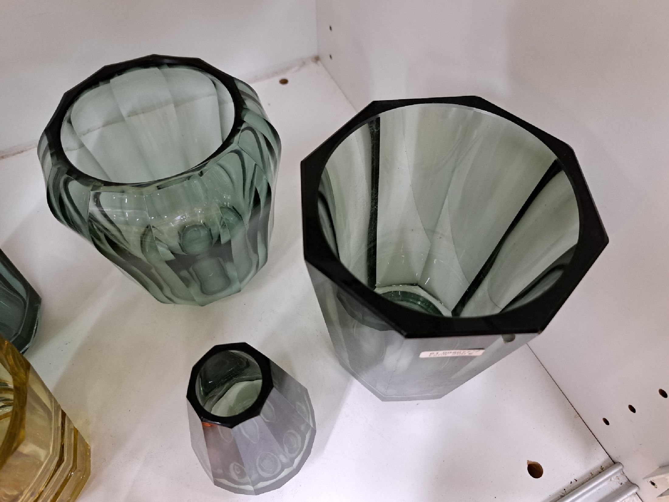 Detail b: 7 Glasziervasen, Moser, 2.Hälfte 20.Jh., grün, grau und gelb eingefärbtes Glas, in Facetten geschnitten, Alterssp., H. 9-18 cm