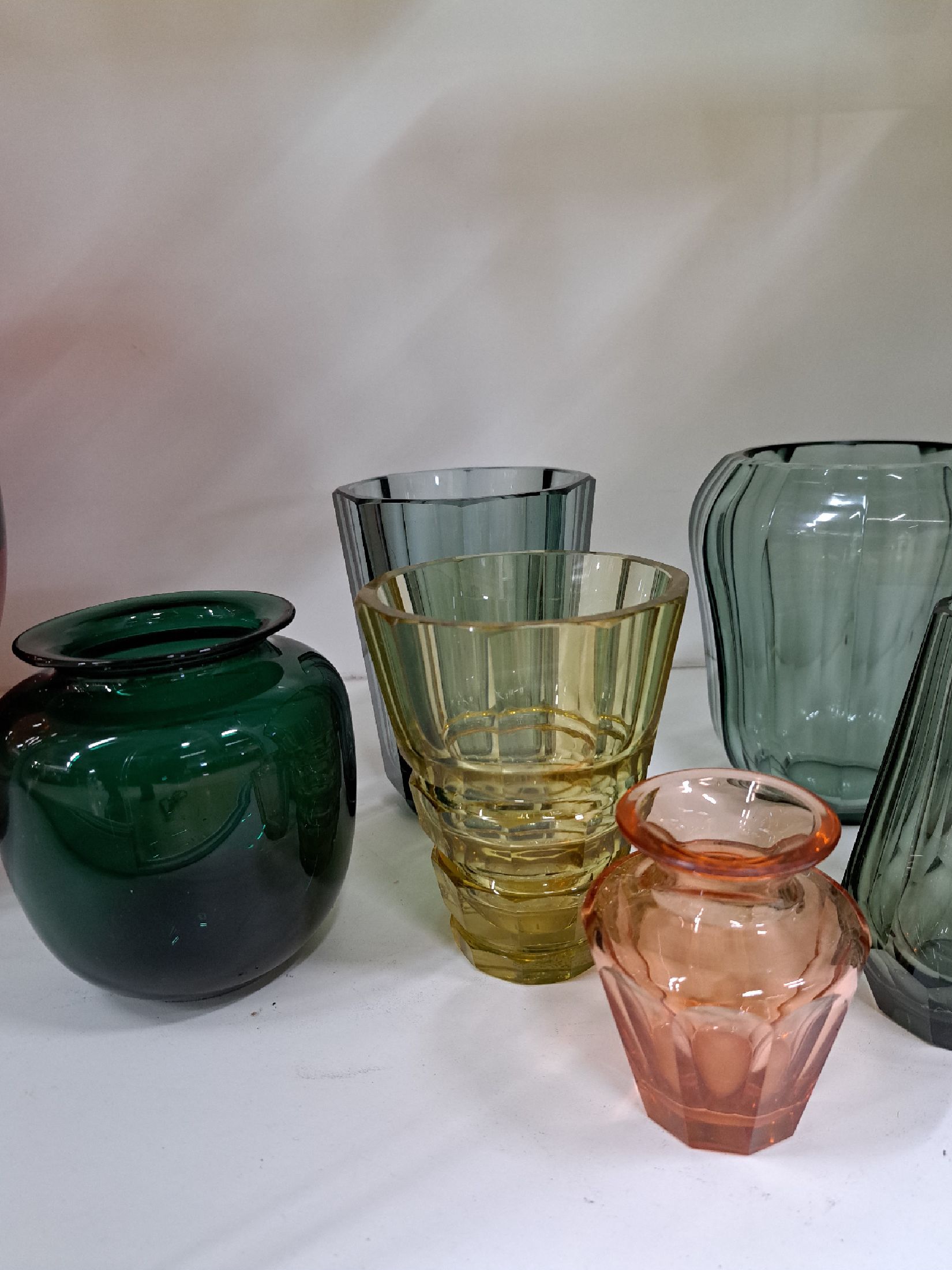 Detail e: 7 Glasziervasen, Moser, 2.Hälfte 20.Jh., grün, grau und gelb eingefärbtes Glas, in Facetten geschnitten, Alterssp., H. 9-18 cm