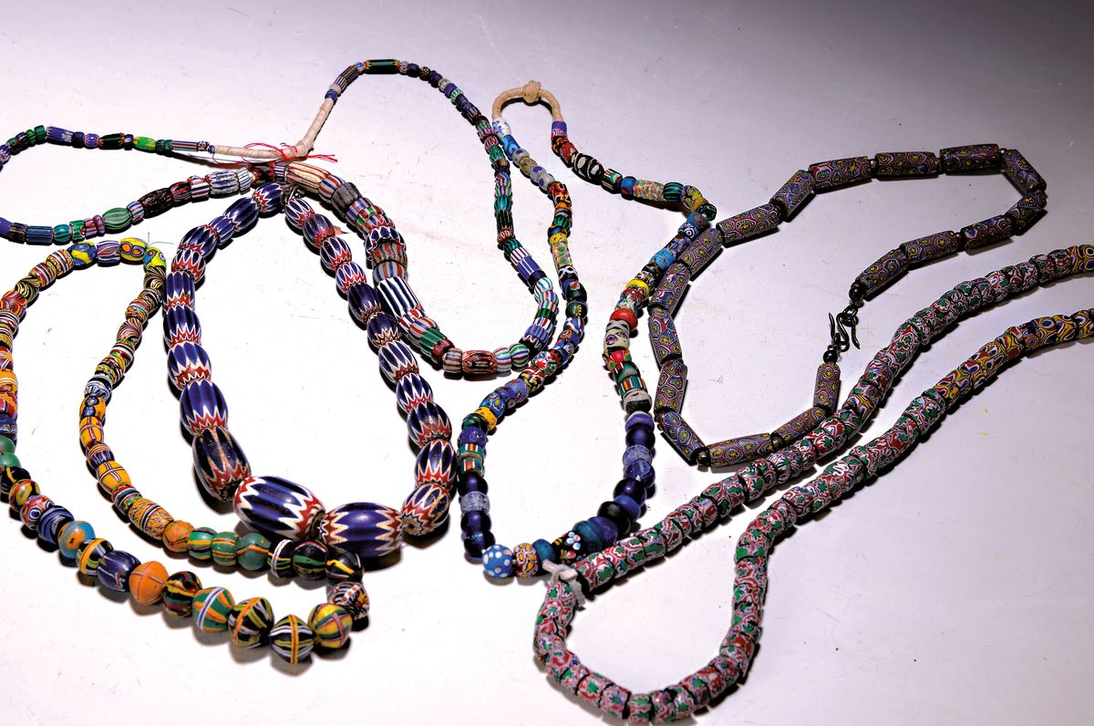 6 Halsketten, Murano, Italien, 1.Hälfte 20.Jh., Ketten aus verschieden großen Gliedern mit polychromen Murrinen, Alterssp., L. ca. 54-78cm