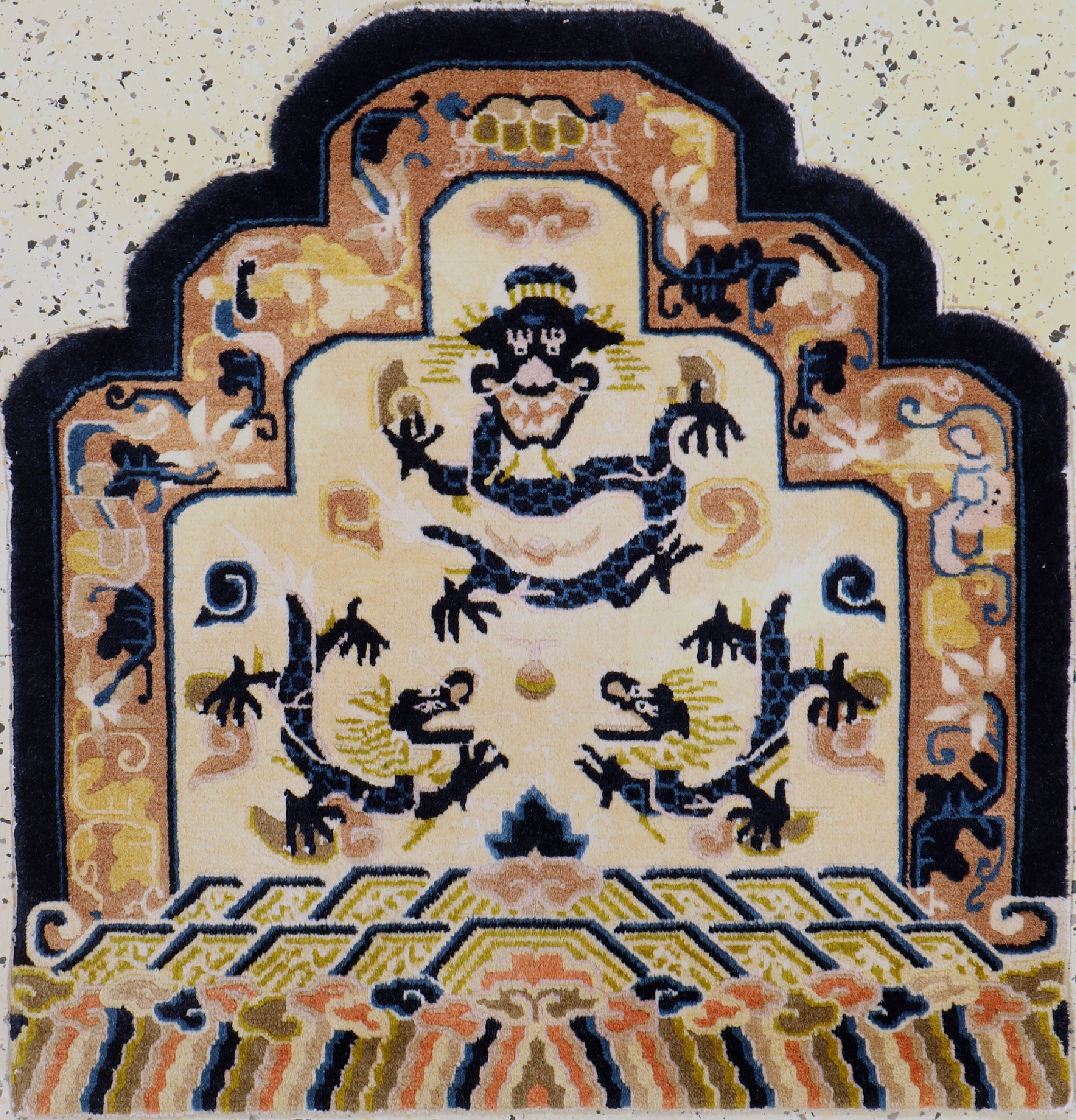 Peking"Thronsitz", China, um 1940, Wolle auf Baumwolle, ca. 75 x 73 cm, EHZ: 1-2