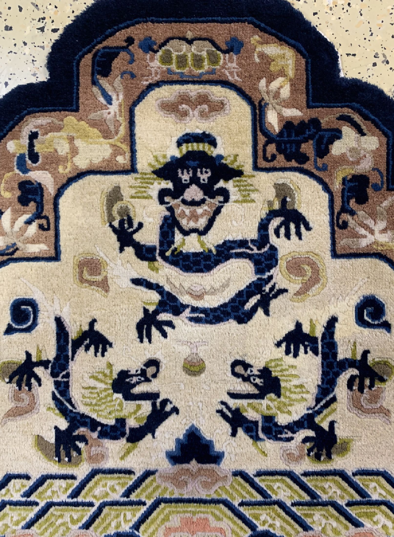 Detail b: Peking"Thronsitz", China, um 1940, Wolle auf Baumwolle, ca. 75 x 73 cm, EHZ: 1-2