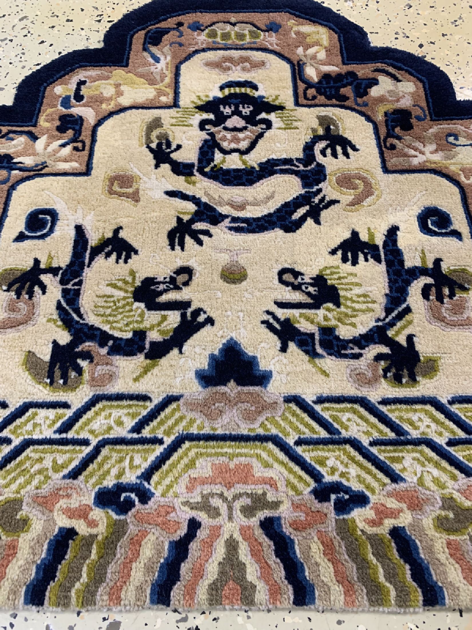 Detail c: Peking"Thronsitz", China, um 1940, Wolle auf Baumwolle, ca. 75 x 73 cm, EHZ: 1-2