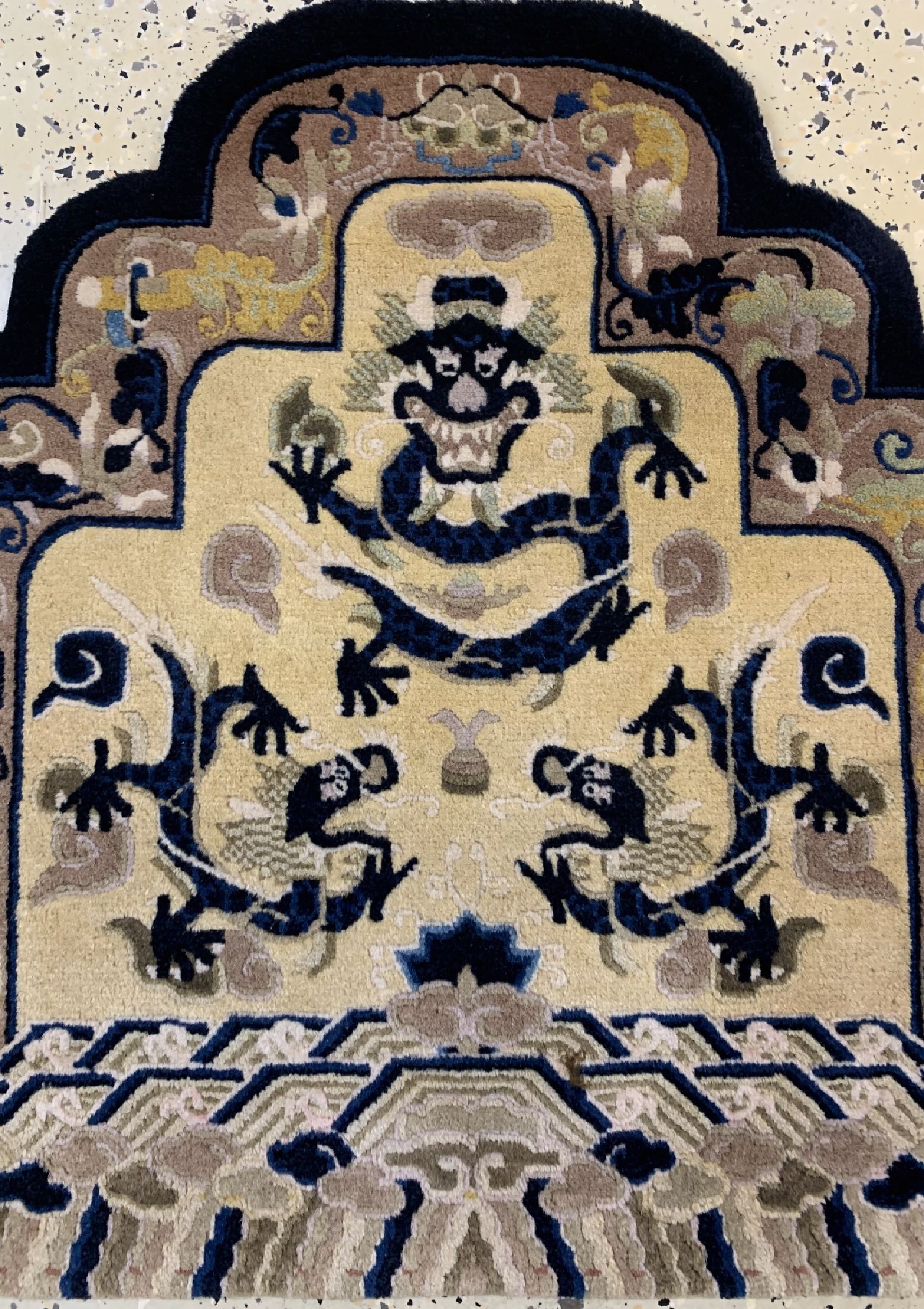 Detail b: Peking"Thronsitz", China, um 1940, Wolle auf Baumwolle, ca. 75 x 73 cm, EHZ: 1-2