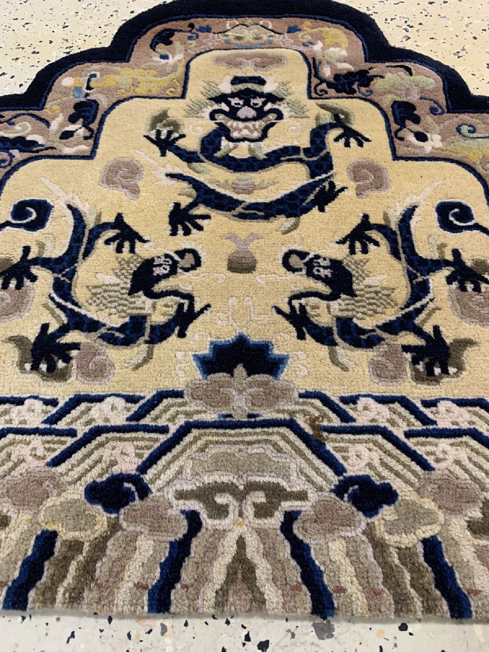 Detail c: Peking"Thronsitz", China, um 1940, Wolle auf Baumwolle, ca. 75 x 73 cm, EHZ: 1-2