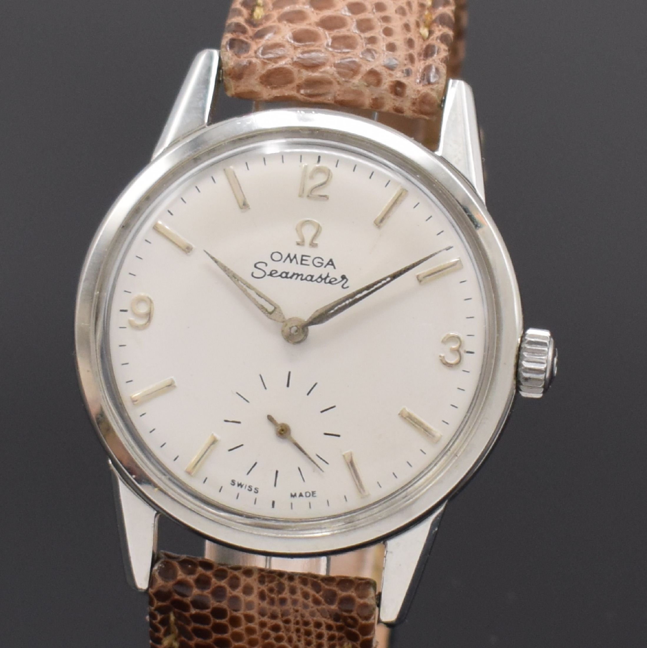 Detail a: OMEGA Seamaster Herrenarmbanduhr Referenz 14389, Schweiz um 1963, Stahlgeh., Boden m. Seepferdchenlogo geschr., Zifferbl. m. aufges. Std.-Ind. rest., ...