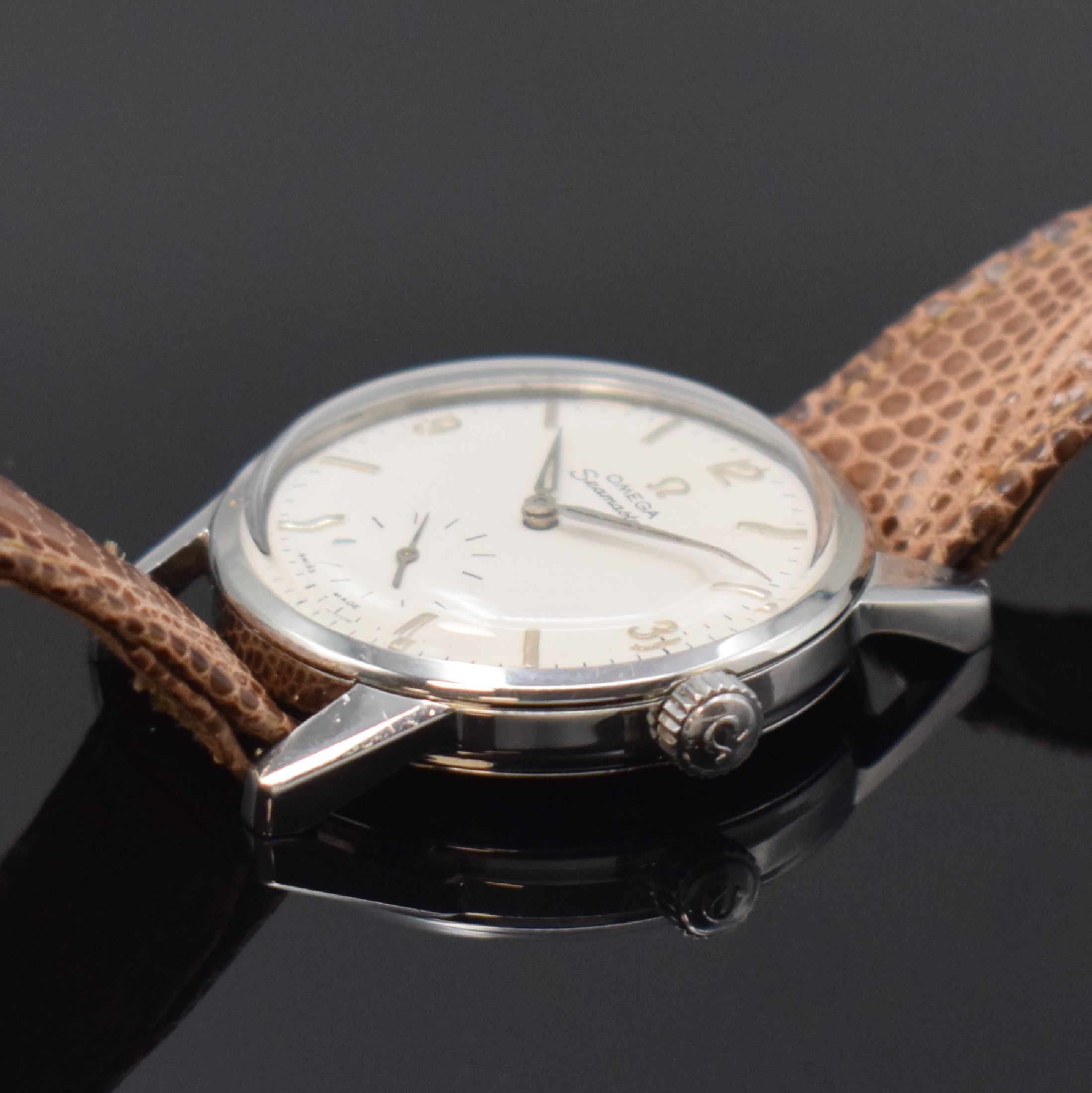 Detail b: OMEGA Seamaster Herrenarmbanduhr Referenz 14389, Schweiz um 1963, Stahlgeh., Boden m. Seepferdchenlogo geschr., Zifferbl. m. aufges. Std.-Ind. rest., ...