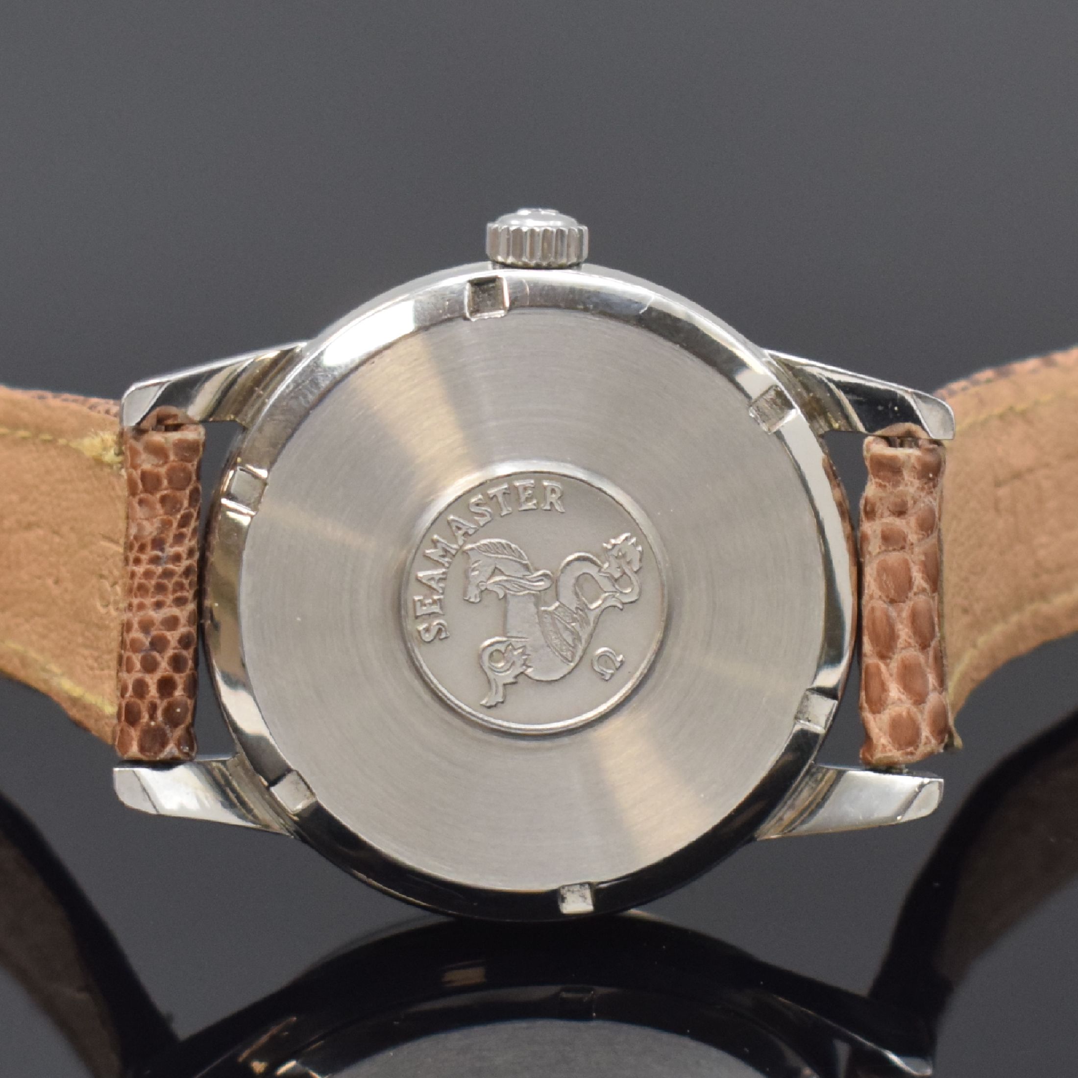 Detail c: OMEGA Seamaster Herrenarmbanduhr Referenz 14389, Schweiz um 1963, Stahlgeh., Boden m. Seepferdchenlogo geschr., Zifferbl. m. aufges. Std.-Ind. rest., ...