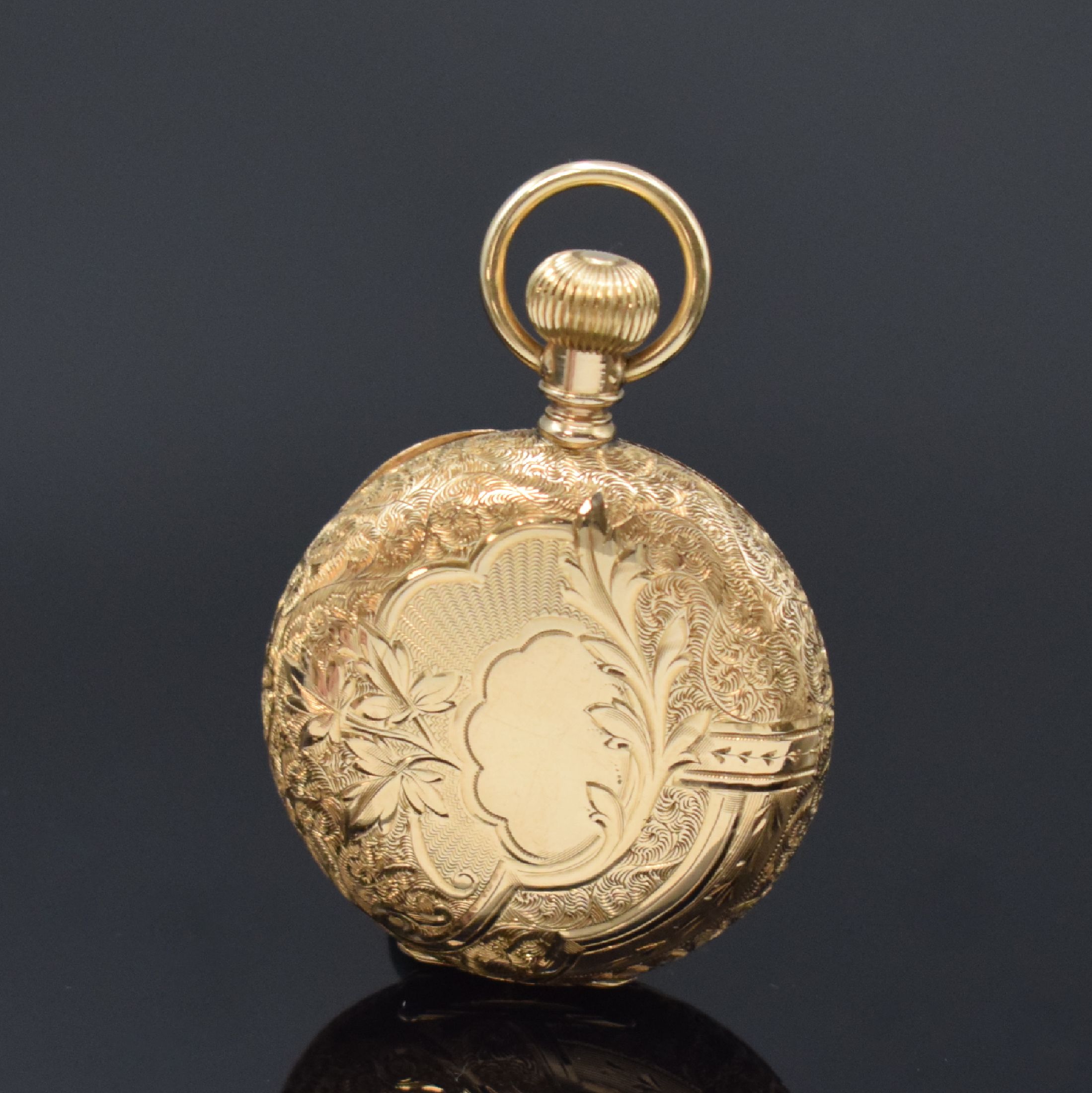 Detail b: WALTHAM Savonette in RoseG 585/000, USA um 1900, floral grav. 3 Deckel Goldgeh., Sprung- u. Rückdeckel floral grav., Emailzifferbl. riss., röm. ...