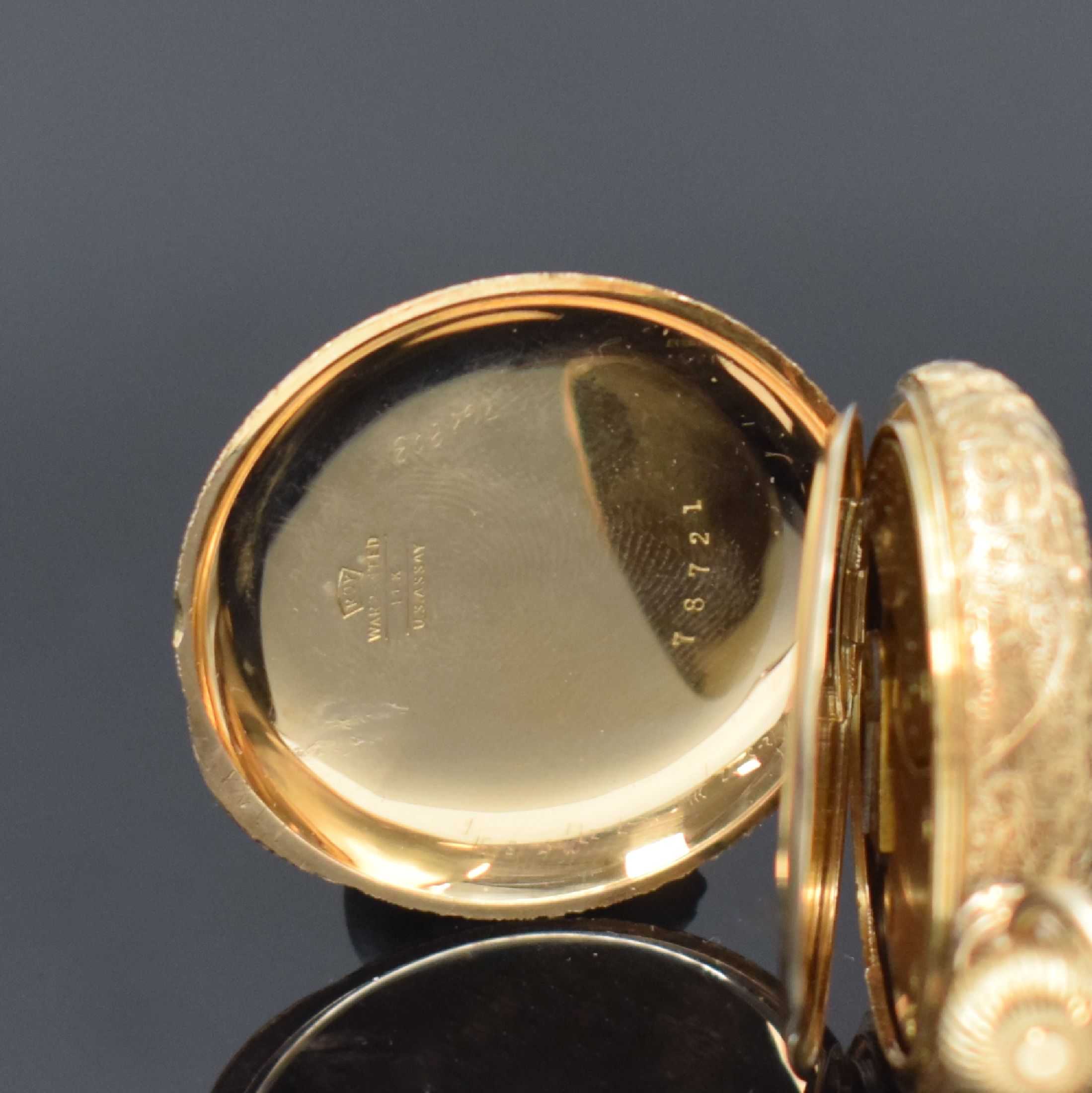 Detail d: WALTHAM Savonette in RoseG 585/000, USA um 1900, floral grav. 3 Deckel Goldgeh., Sprung- u. Rückdeckel floral grav., Emailzifferbl. riss., röm. ...