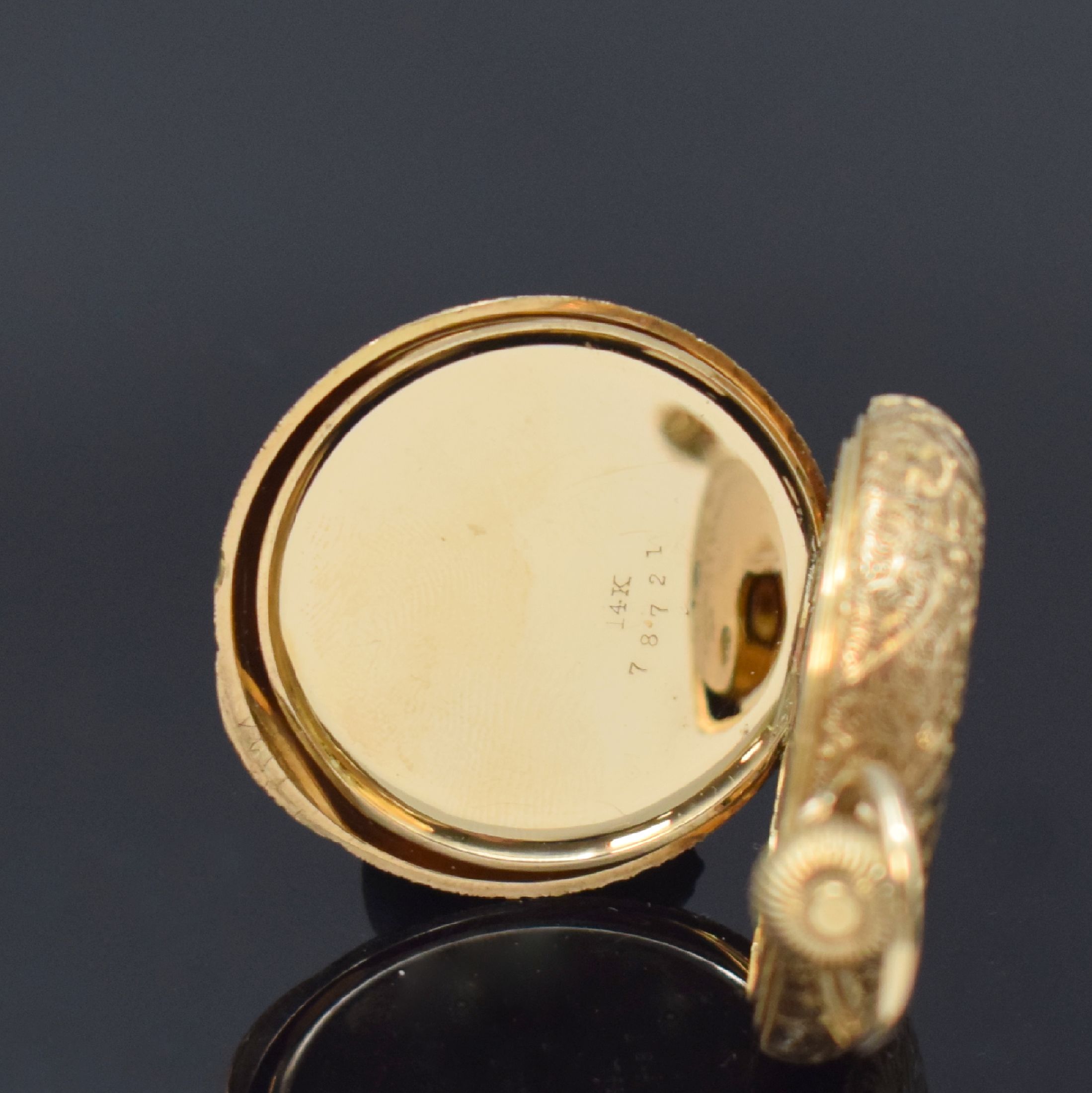 Detail f: WALTHAM Savonette in RoseG 585/000, USA um 1900, floral grav. 3 Deckel Goldgeh., Sprung- u. Rückdeckel floral grav., Emailzifferbl. riss., röm. ...