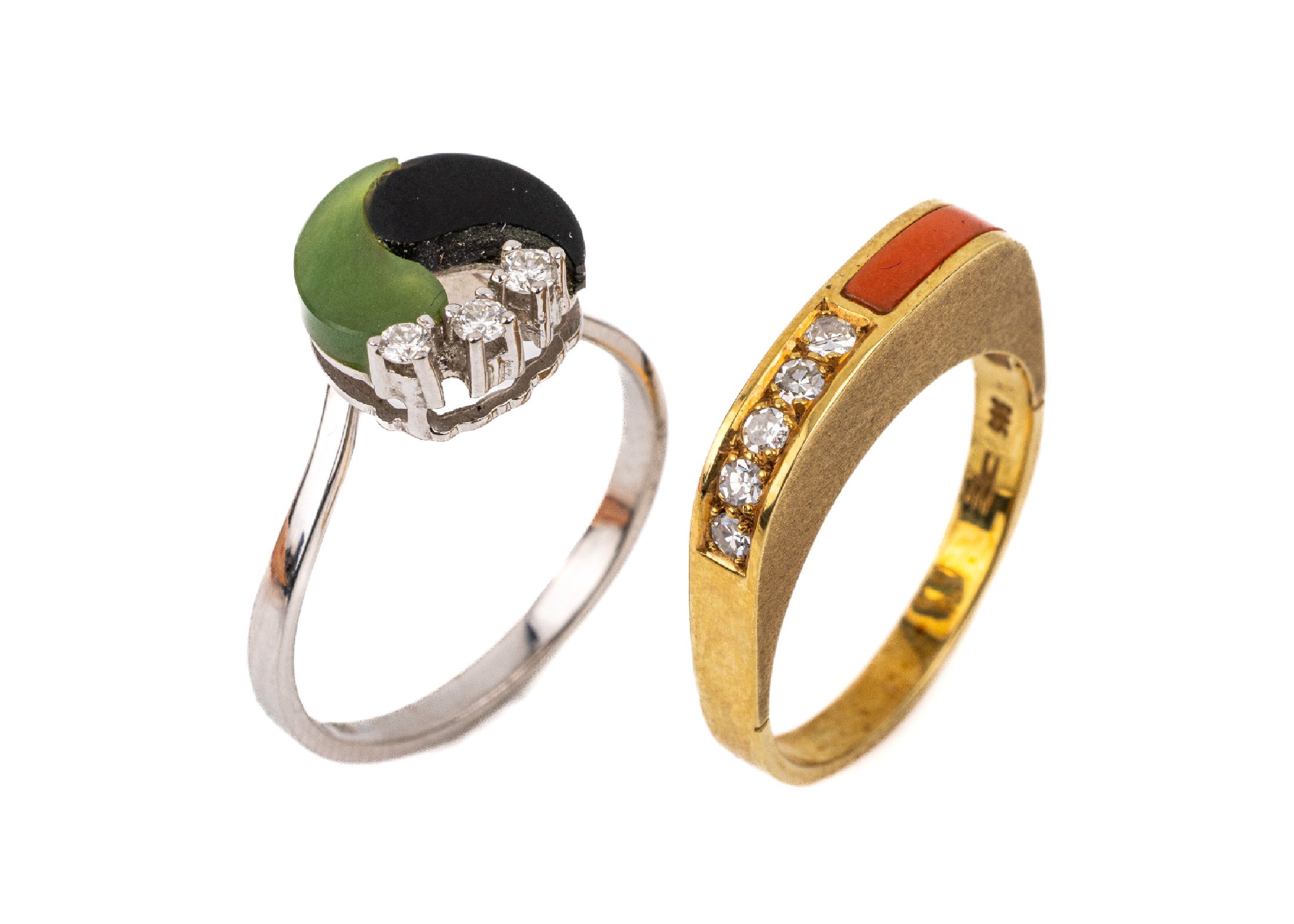 Konvolut 2 14 kt Gold Diamant-Farbstein-Ringe, GG und WG 585/000, 1 x GG mit 5 8/8 -Diamanten zus. ca. 0.10 ct Weiß/si, mit Einlage aus Koralle, RW ...
