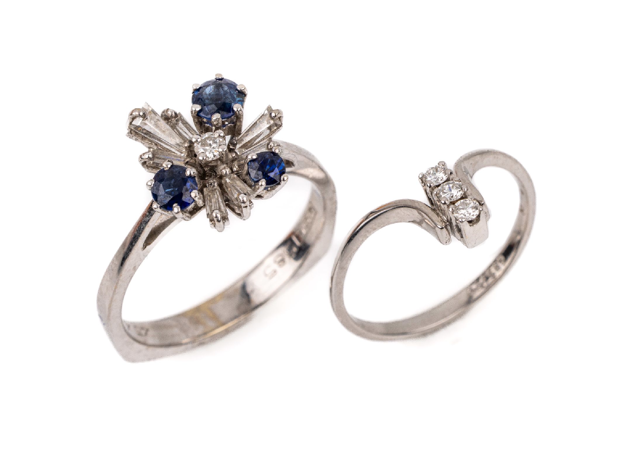 Konvolut 2 14 kt Gold Ringe, WG 585/000, 1 x mit 3 Brillanten zus. ca. 0.09 ct Weiß/si, RW 51, und 1 x mit 1 Brillant und 7 Diamanttrapezen zus. ...