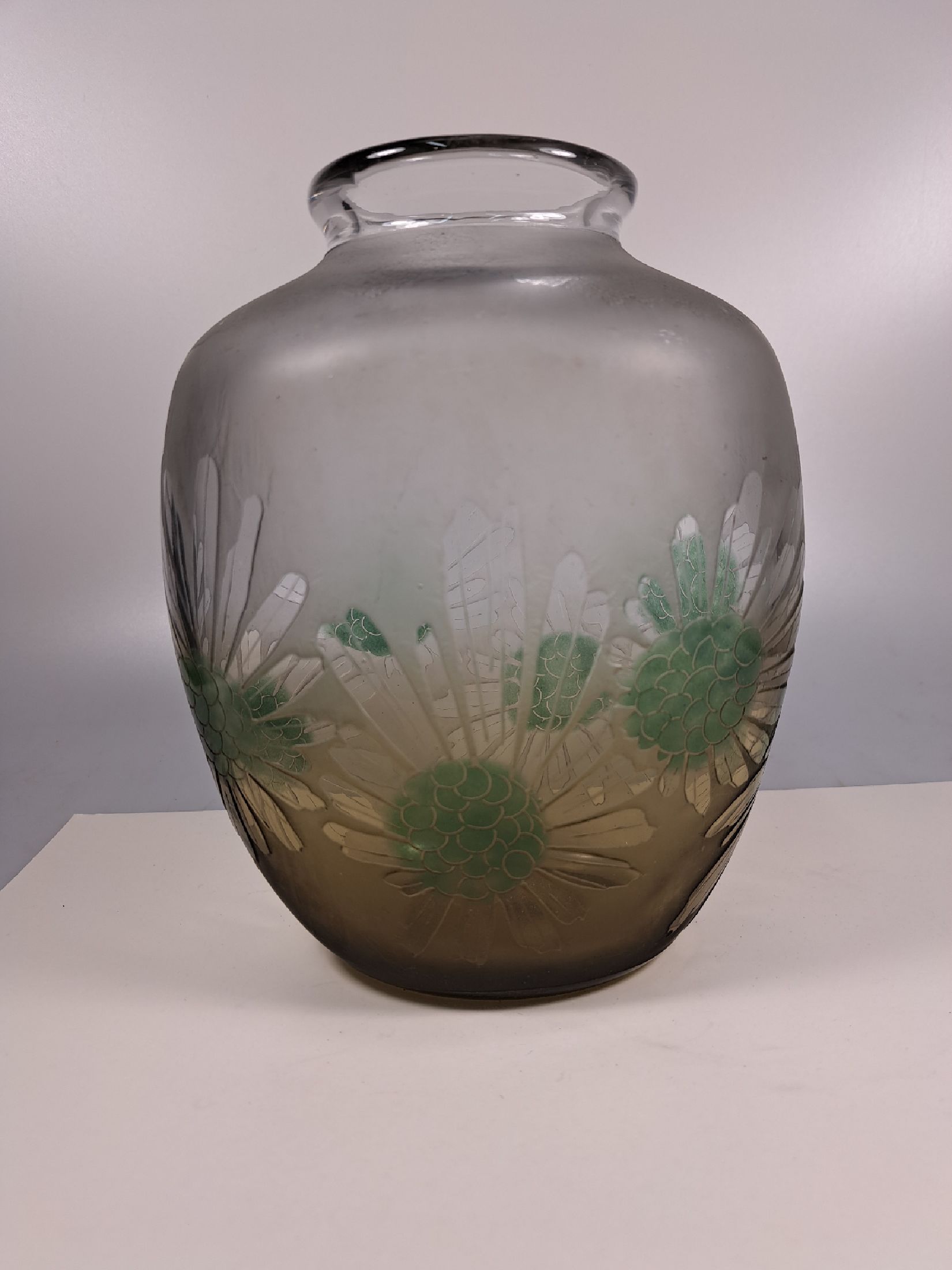 Detail a: Ziervase, Schneider/Charder, Le verre francaise, um 1915, farbloses Glas, geätzt und geschnitten, grüne Einpuderungen, am Fuß signiert, Alterssp., ...