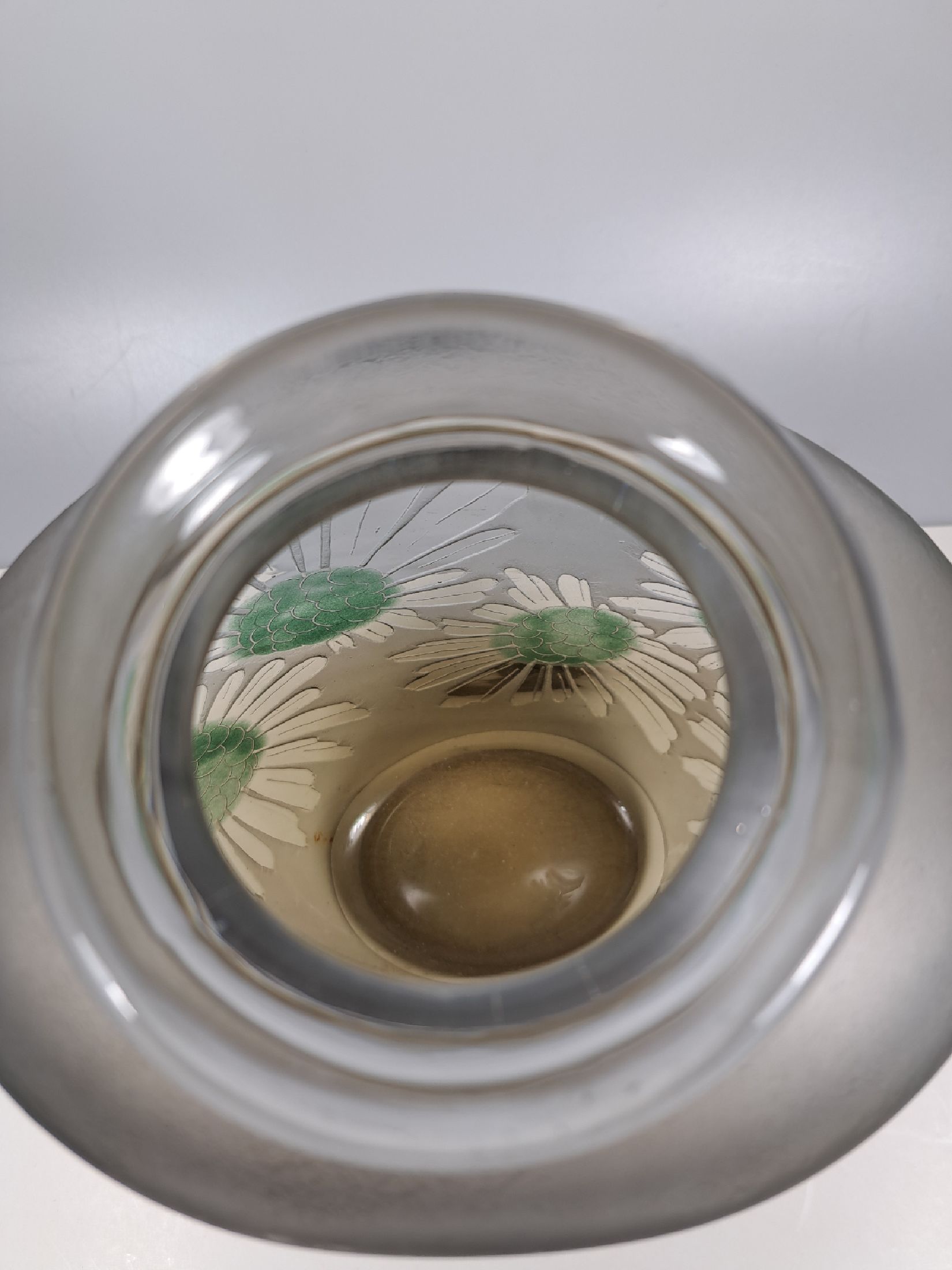 Detail b: Ziervase, Schneider/Charder, Le verre francaise, um 1915, farbloses Glas, geätzt und geschnitten, grüne Einpuderungen, am Fuß signiert, Alterssp., ...