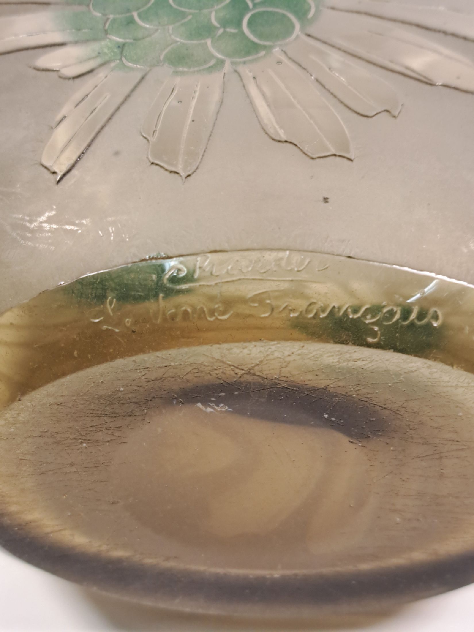 Detail d: Ziervase, Schneider/Charder, Le verre francaise, um 1915, farbloses Glas, geätzt und geschnitten, grüne Einpuderungen, am Fuß signiert, Alterssp., ...