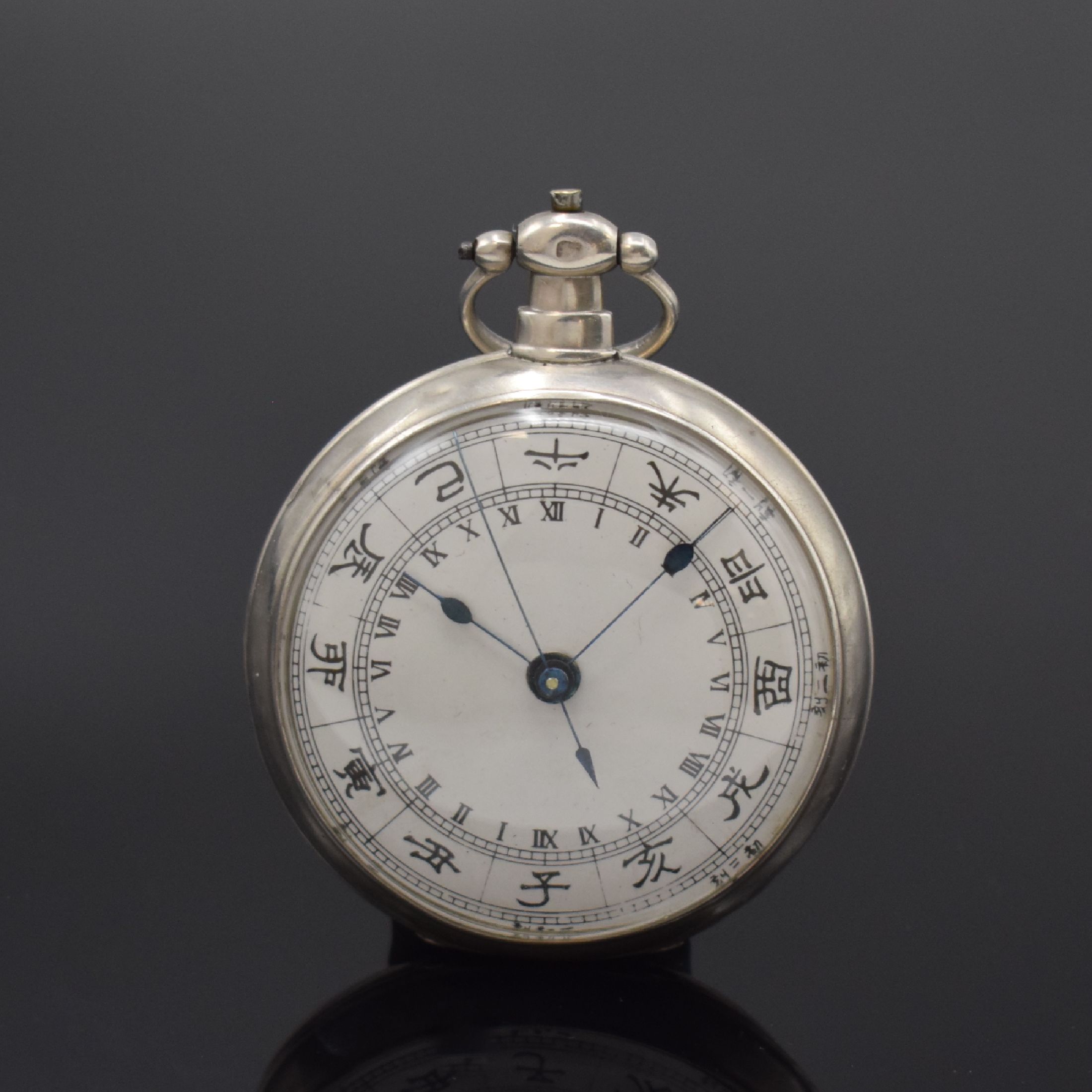 Offene Taschenuhr für den Chinesischen Markt, Bauweise Fleurier, Schweiz um 1870, Silbergeh., Schlüsselaufzug, Emailzifferbl. m. chin. u. röm. ...