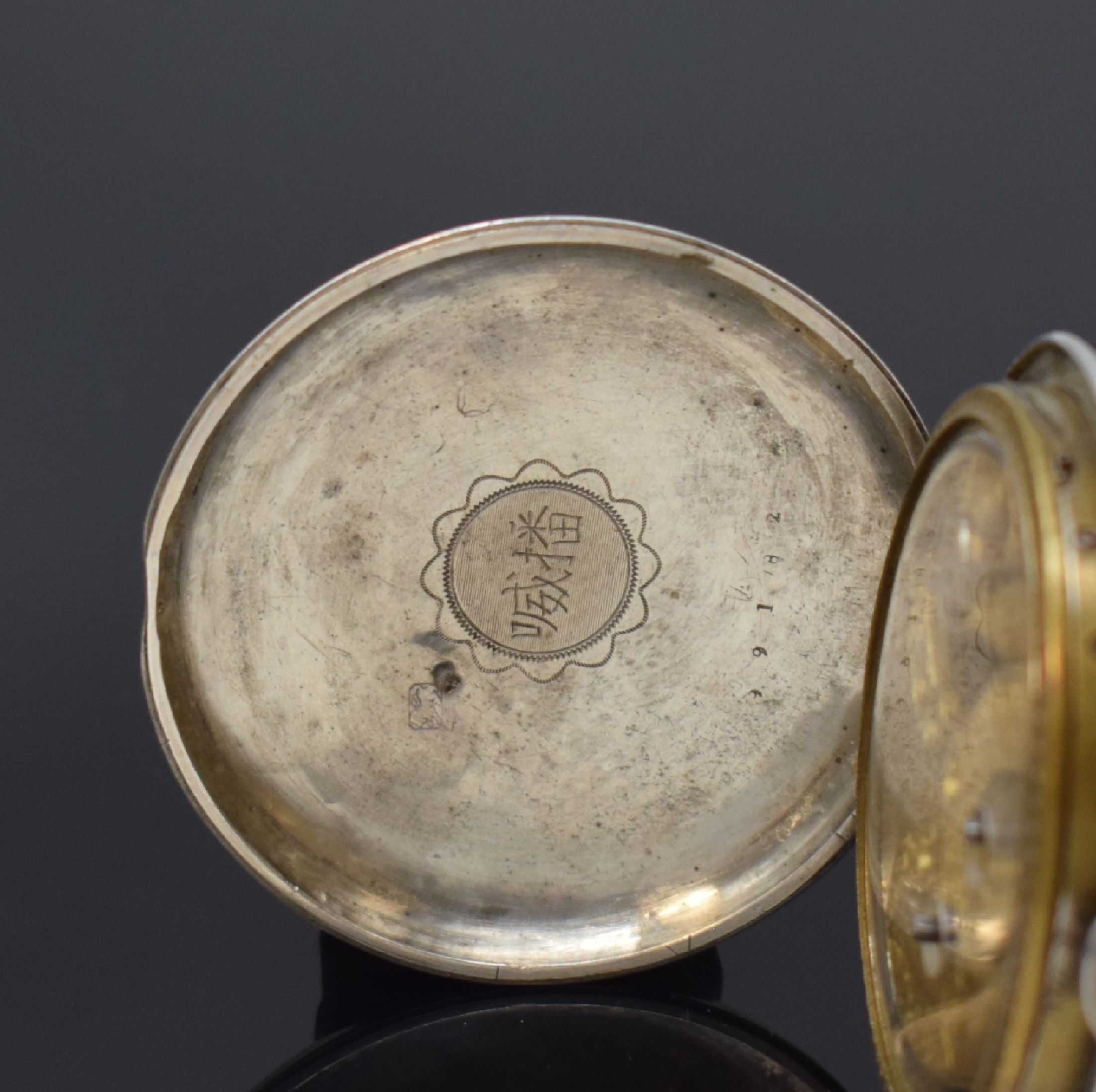 Detail b: Offene Taschenuhr für den Chinesischen Markt, Bauweise Fleurier, Schweiz um 1870, Silbergeh., Schlüsselaufzug, Emailzifferbl. m. chin. u. röm. ...