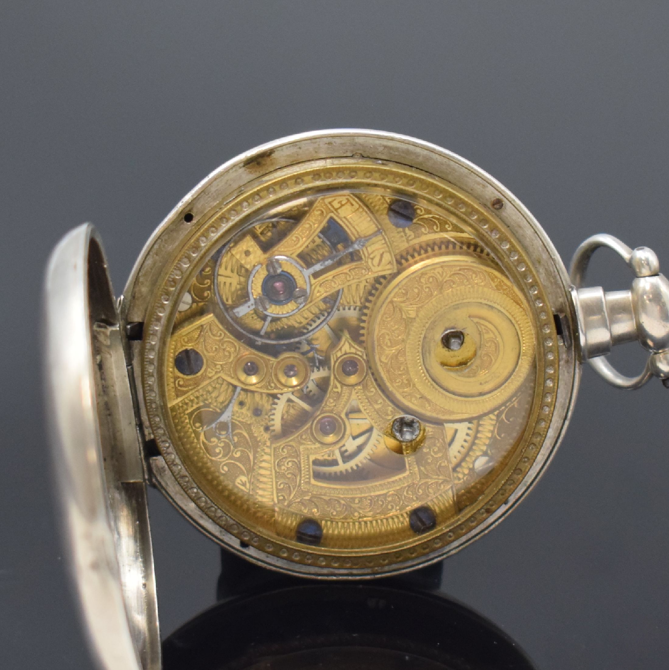 Detail c: Offene Taschenuhr für den Chinesischen Markt, Bauweise Fleurier, Schweiz um 1870, Silbergeh., Schlüsselaufzug, Emailzifferbl. m. chin. u. röm. ...