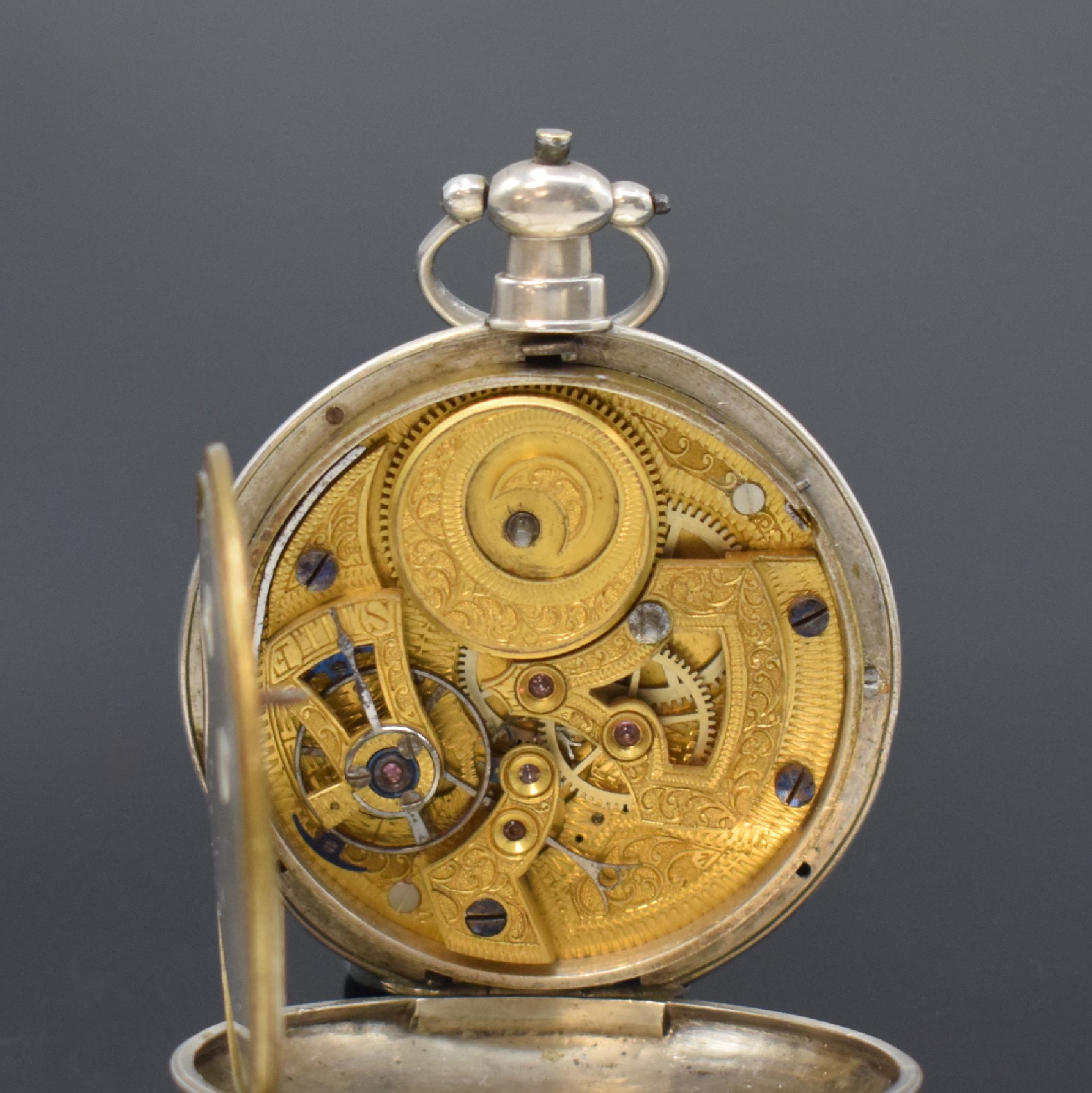 Detail d: Offene Taschenuhr für den Chinesischen Markt, Bauweise Fleurier, Schweiz um 1870, Silbergeh., Schlüsselaufzug, Emailzifferbl. m. chin. u. röm. ...