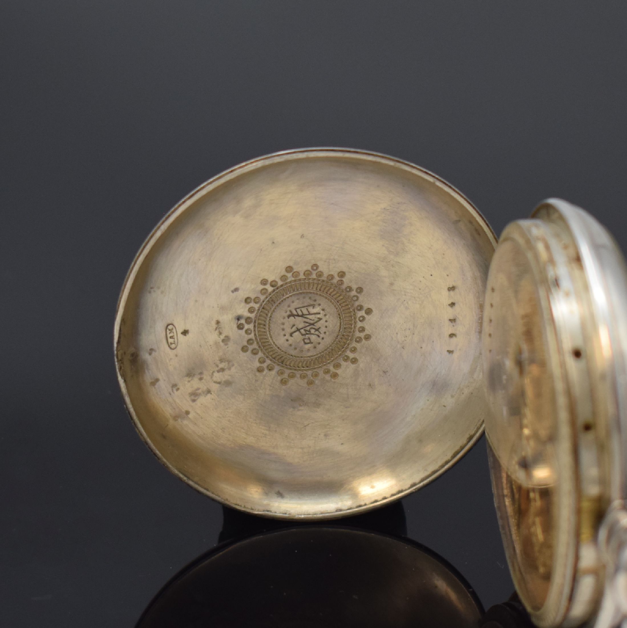 Detail c: Offene Taschenuhr für den Chinesischen Markt, Bauweise Fleurier, Schweiz um 1870, Silbergeh., Schlüsselaufzug, bemaltes Zifferbl. röm. Zahlen, ...