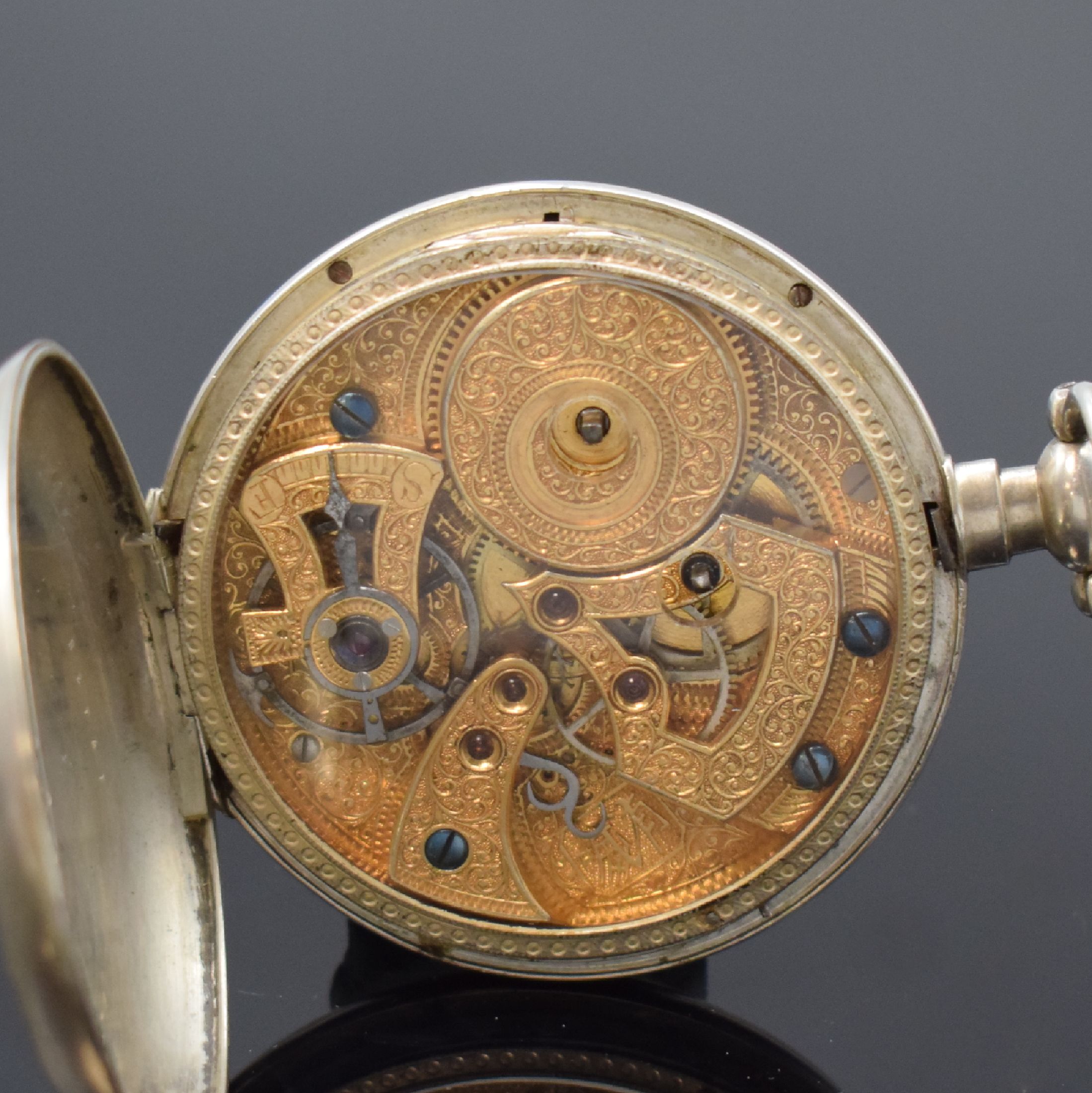 Detail d: Offene Taschenuhr für den Chinesischen Markt, Bauweise Fleurier, Schweiz um 1870, Silbergeh., Schlüsselaufzug, bemaltes Zifferbl. röm. Zahlen, ...