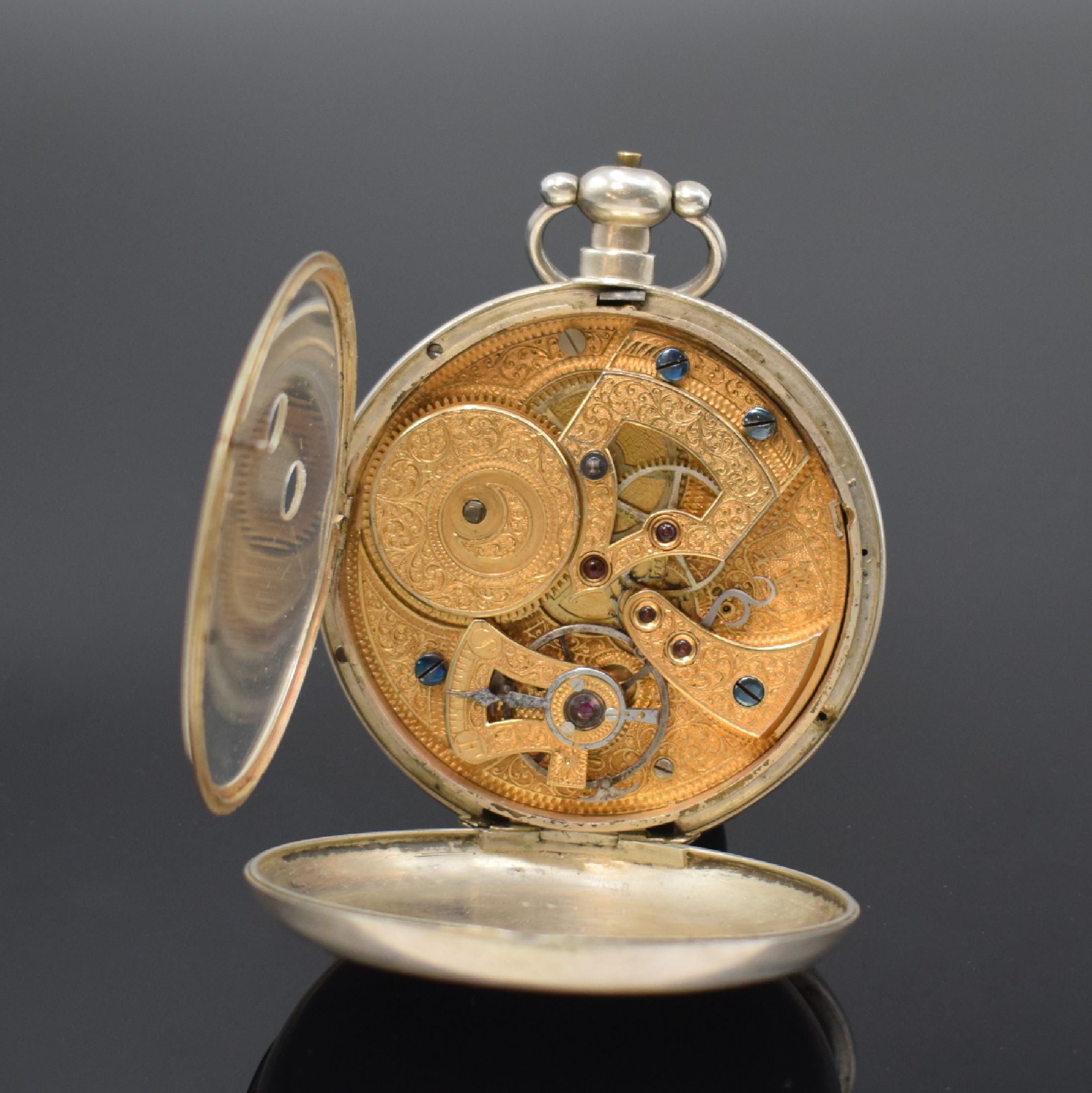 Detail e: Offene Taschenuhr für den Chinesischen Markt, Bauweise Fleurier, Schweiz um 1870, Silbergeh., Schlüsselaufzug, bemaltes Zifferbl. röm. Zahlen, ...