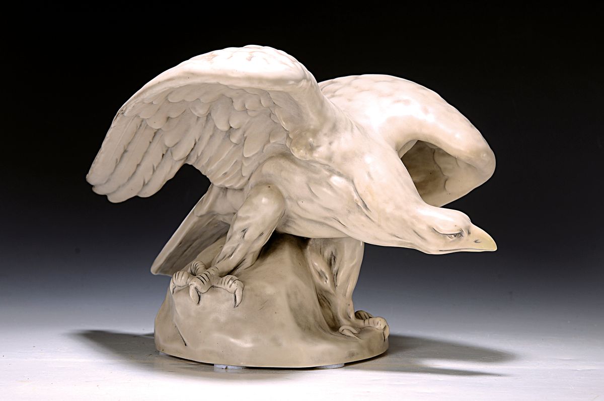 Tierplastik Adler, Royal Dux, Böhmen, Entw. 1940er-Jahre, Steinzeug, weiß und grau schattiert, Modell-Nr. 314, Alterssp., Standring l. best., H. 24 ...