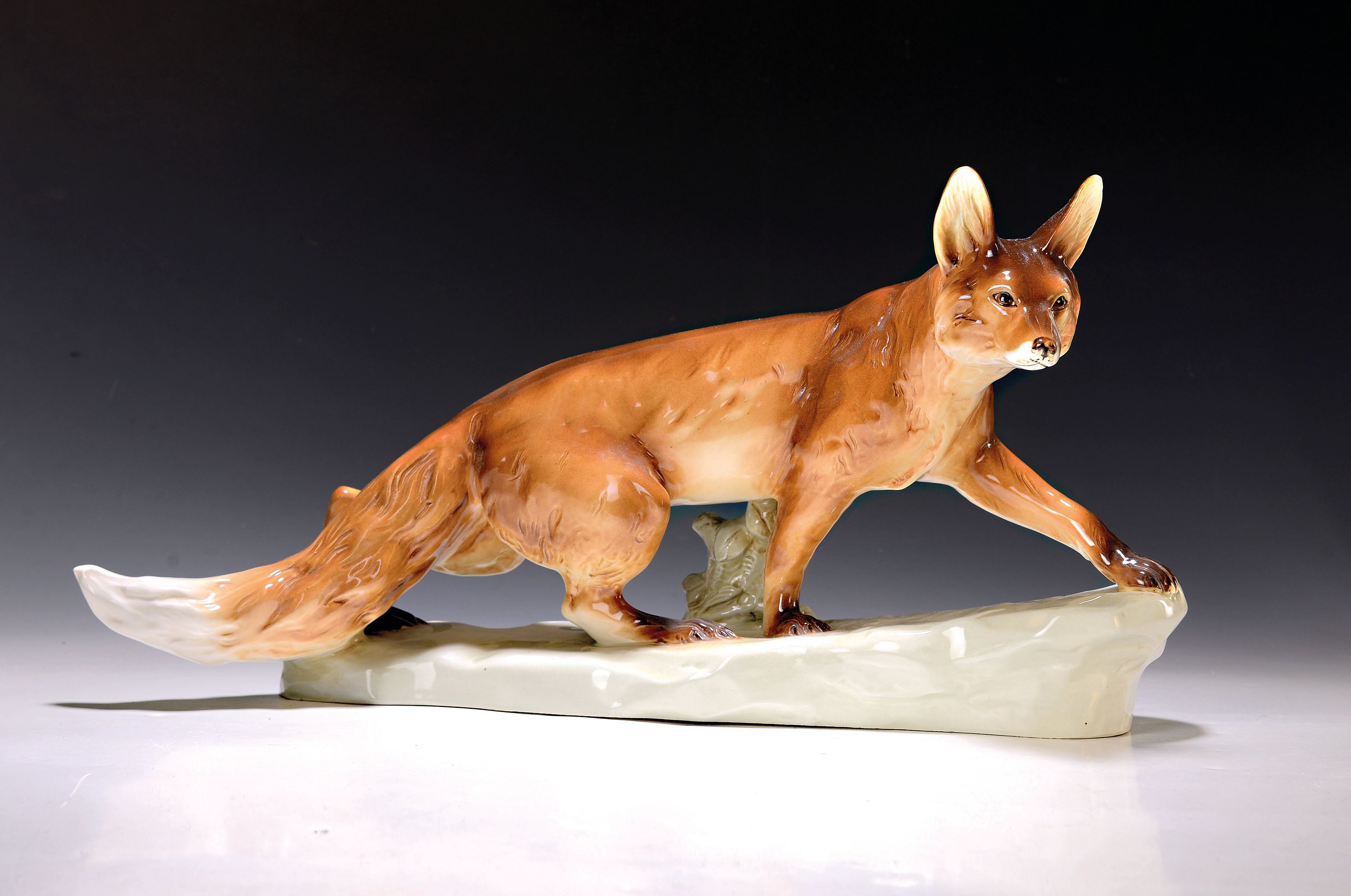 Tierplastik Fuchs, Royal Dux, Böhmen, Entw. 1930er-Jahre, naturalistisch bemalt, Fuchs in wachsamer Haltung, Modell Nr. 380, Pressmarke, L. 55 cm, ...