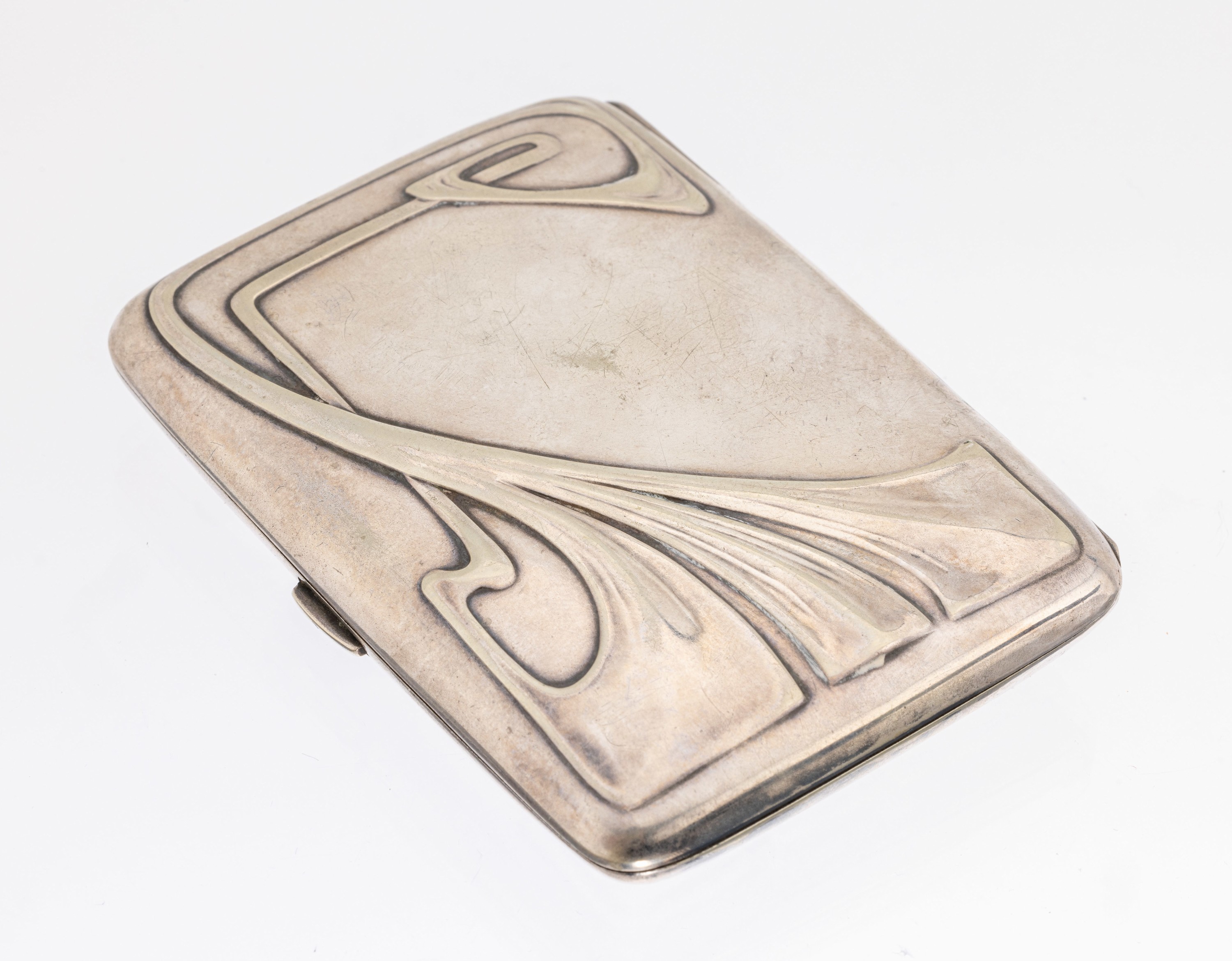 Jugendstil Zigarettenetui, wohl deutsch um 1900, Alpacca, beids. geometrisierender, abstr. floraler Dekor, in asymm. Aufbau, Innenvergoldung, ca. ...