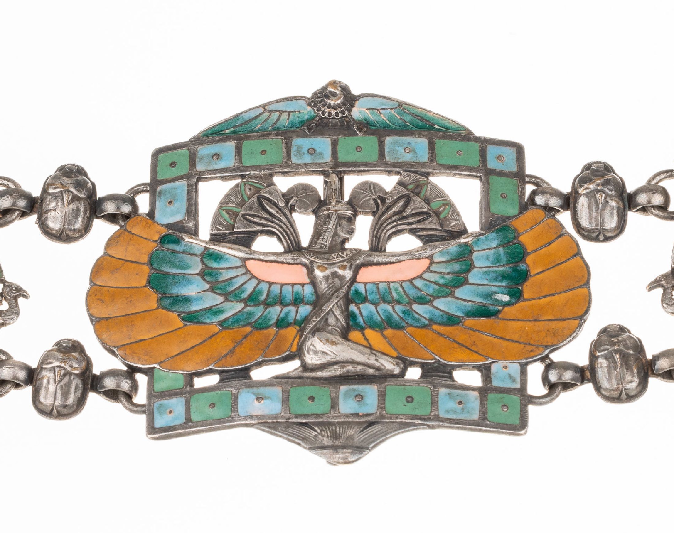 Detail a: Bedeutende Gürtelschließe PIEL FRERES, Frankreich um 1900, Metall, partiell emailliert, ägyptisierende Motive mit Horusschwingen, Skarabäen, ...