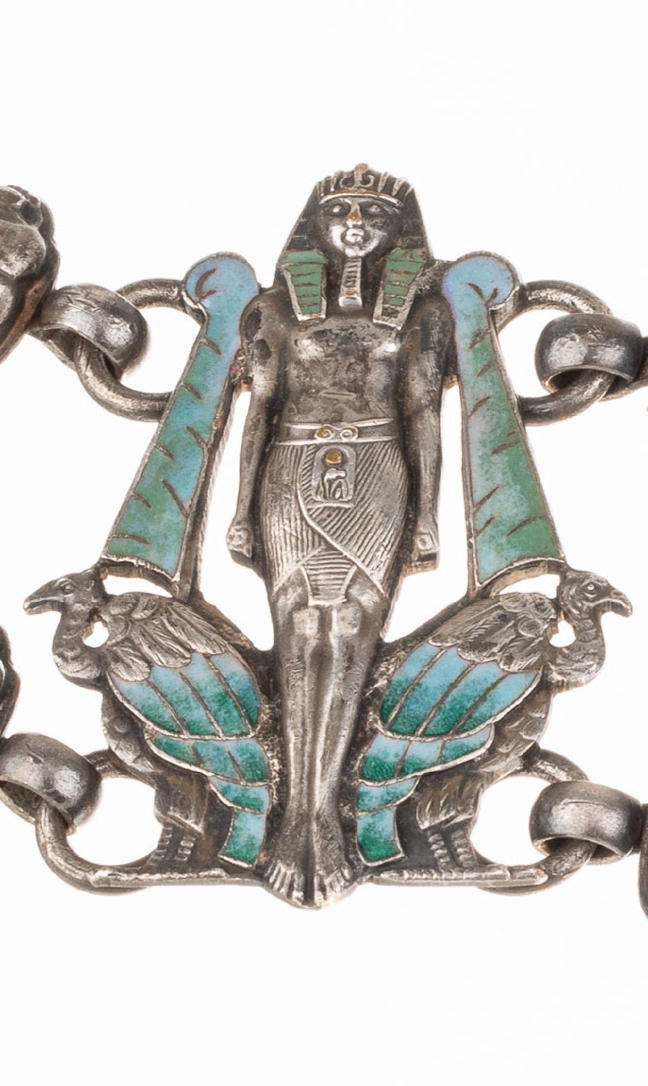 Detail b: Bedeutende Gürtelschließe PIEL FRERES, Frankreich um 1900, Metall, partiell emailliert, ägyptisierende Motive mit Horusschwingen, Skarabäen, ...