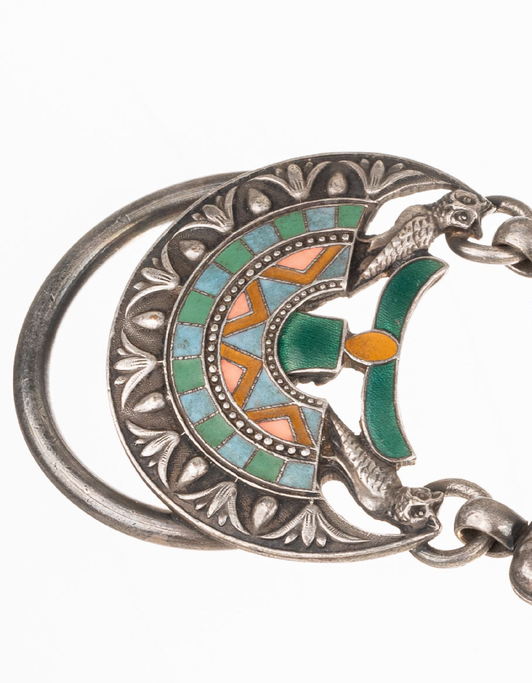 Detail c: Bedeutende Gürtelschließe PIEL FRERES, Frankreich um 1900, Metall, partiell emailliert, ägyptisierende Motive mit Horusschwingen, Skarabäen, ...